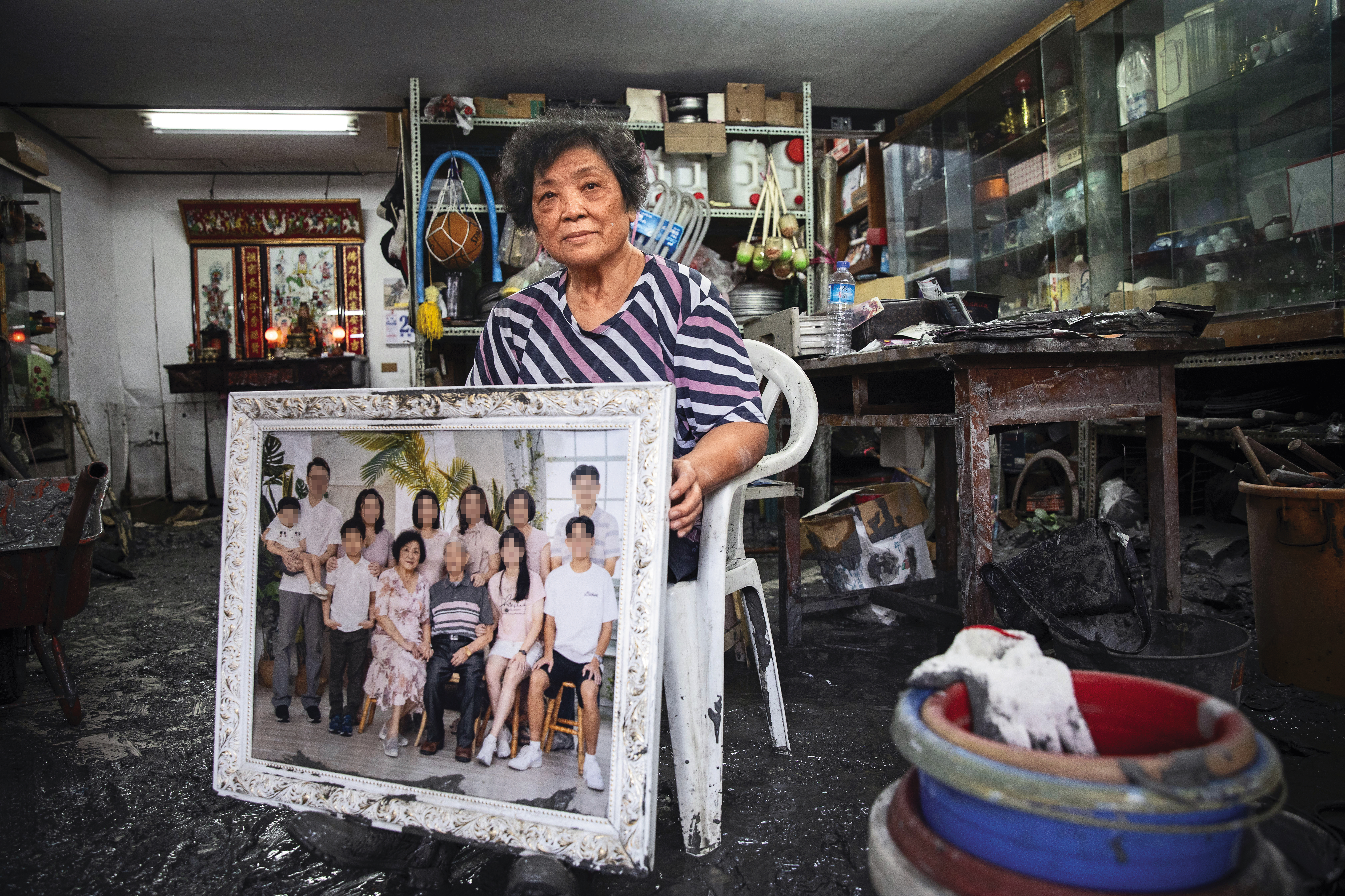 黃碧雲在光復鄉中正路經營五金行，店面與住家1樓物品幾乎全毀，很感謝志工幫忙找到丈夫過世前全家人一起去拍的大合照。