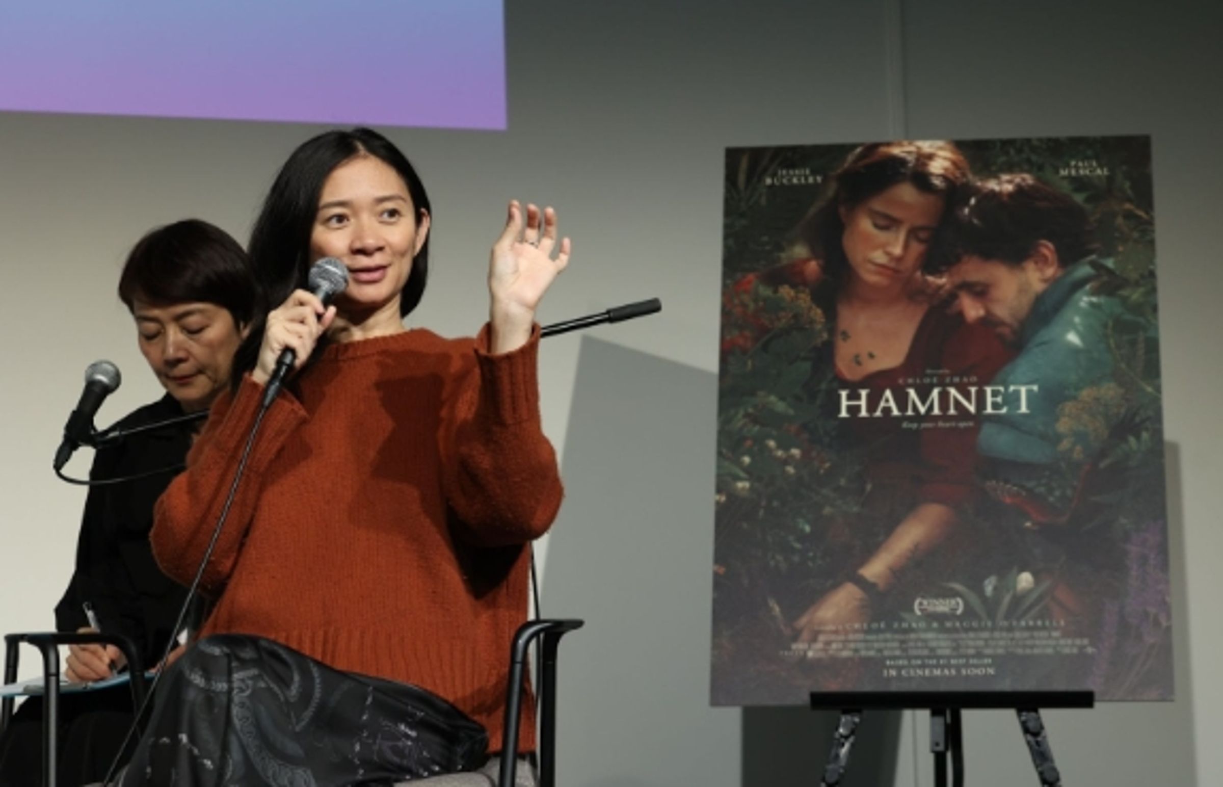 導演趙婷新作《哈姆奈特》獲選為今年東京國際影展閉幕片，她鼓勵女性創作者：「這世界需要妳做自己，請享受妳是一名女性。」（東京國際影展提供）