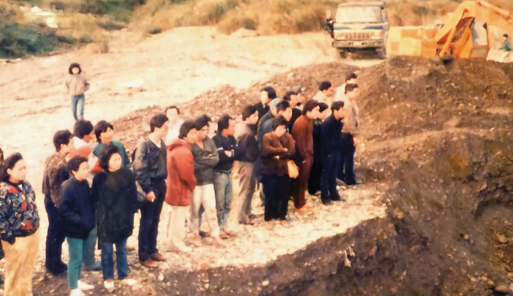為了找出遭李玉民殺害棄屍的遺體，警方出動大批人馬進行開挖。（東森新聞提供）