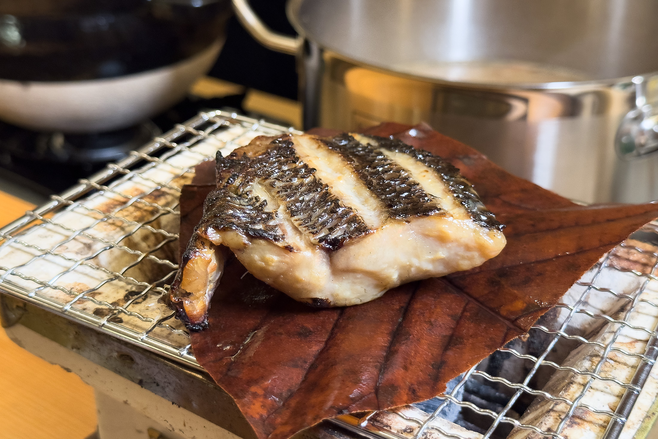 「西京燒」混合兩種味噌,賦予魚肉溫潤且帶有發酵醇香的深度風味。(定食680元/份)