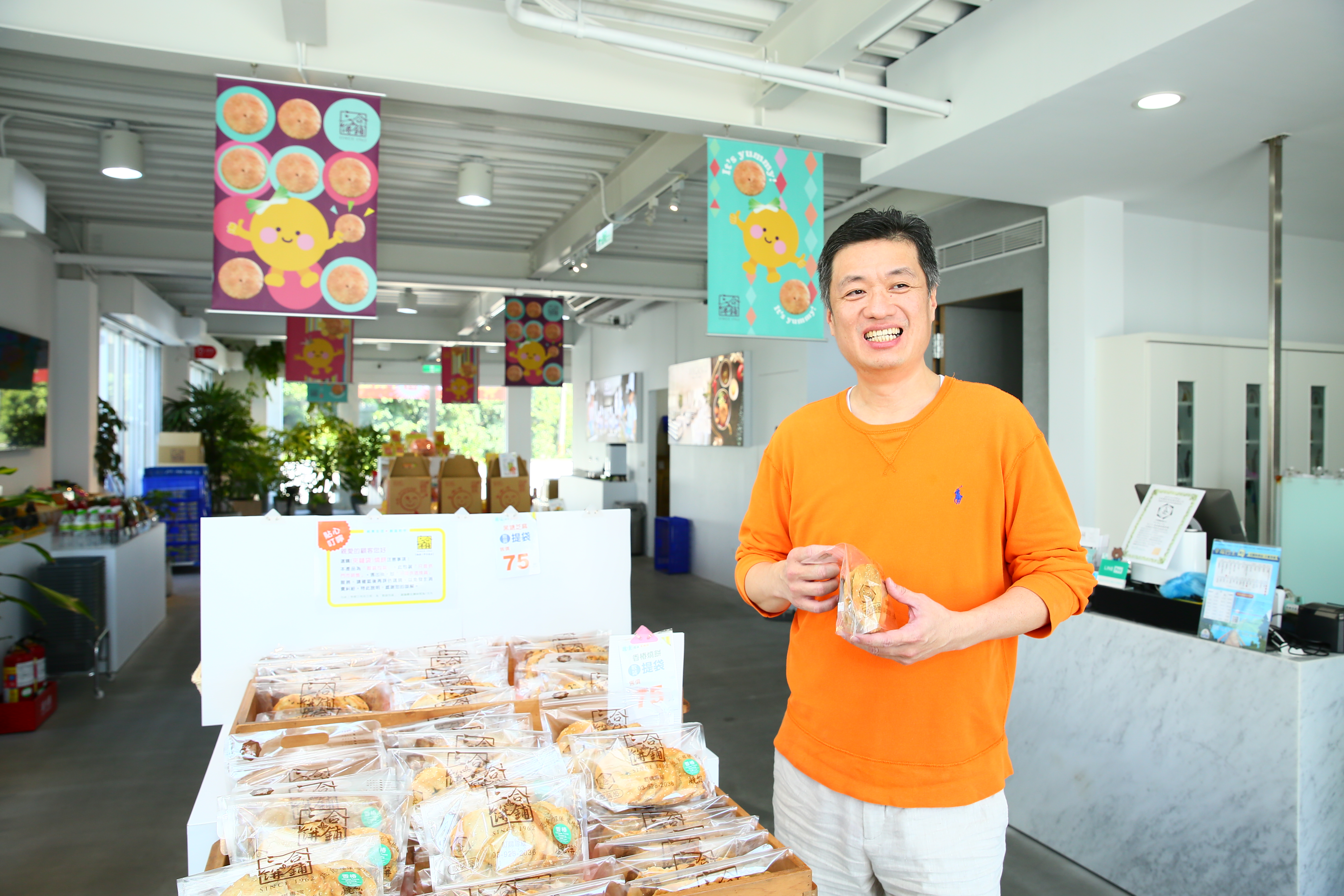 呂仁山（右）為推廣蔬食開餐廳，只開中午也深受在地人喜愛。