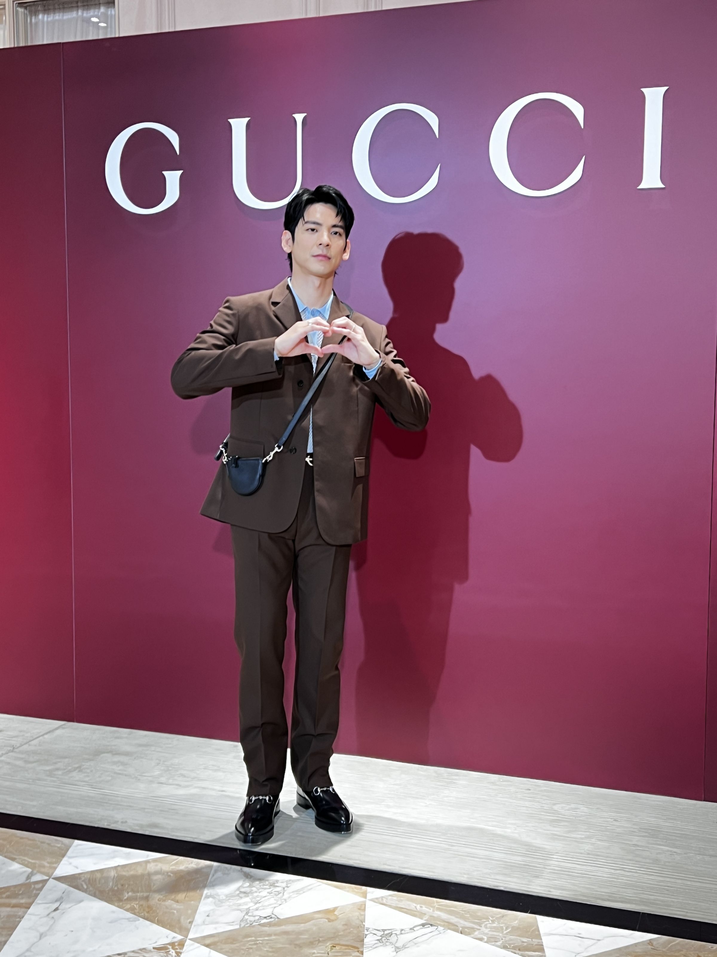 林柏宏分享GUCCI每一套概念都讓他感覺是時尚與藝術的結合，拍照時他俏皮的手比愛心。（陳慧明攝）