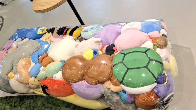 寶可夢被抽真空製成坐椅，讓寶可夢粉絲真的「坐不住」。（翻攝自X）