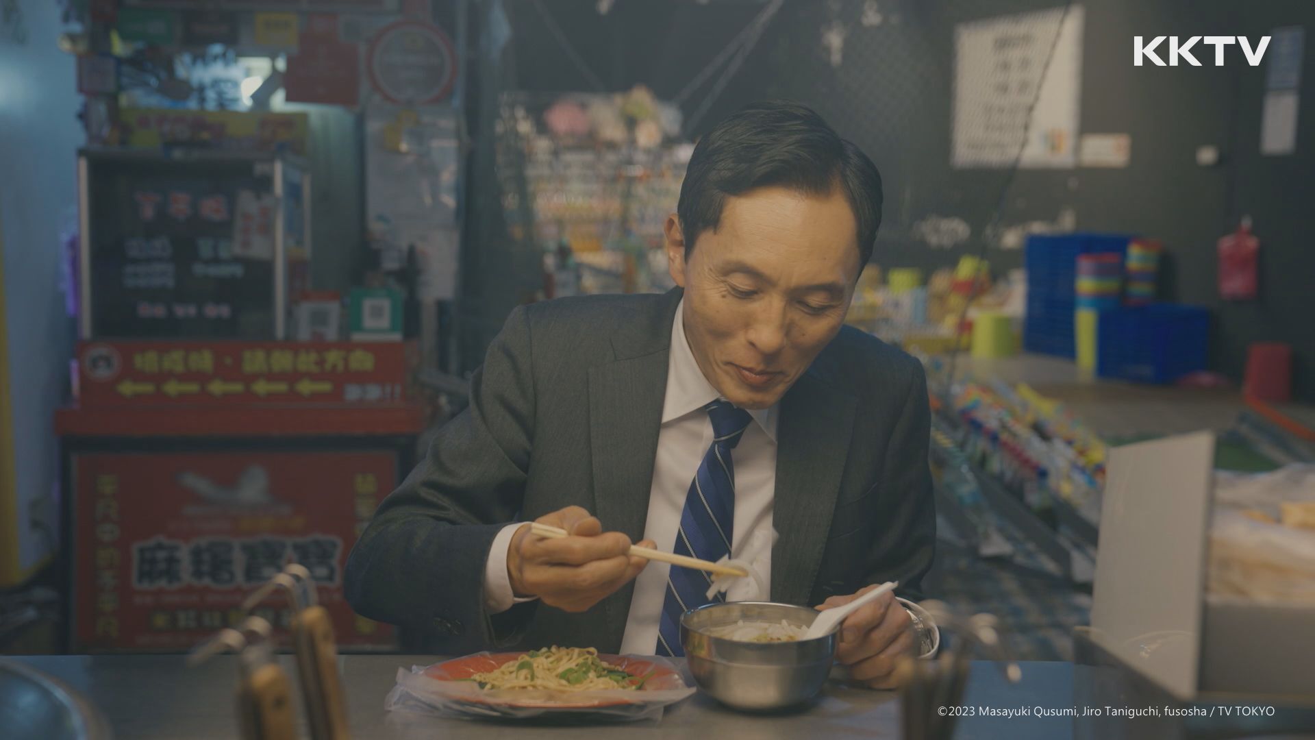 松重豐隨日劇《孤獨的美食家》再次訪台取景拍攝，走訪夜市吃米粉湯。（KKTV提供）