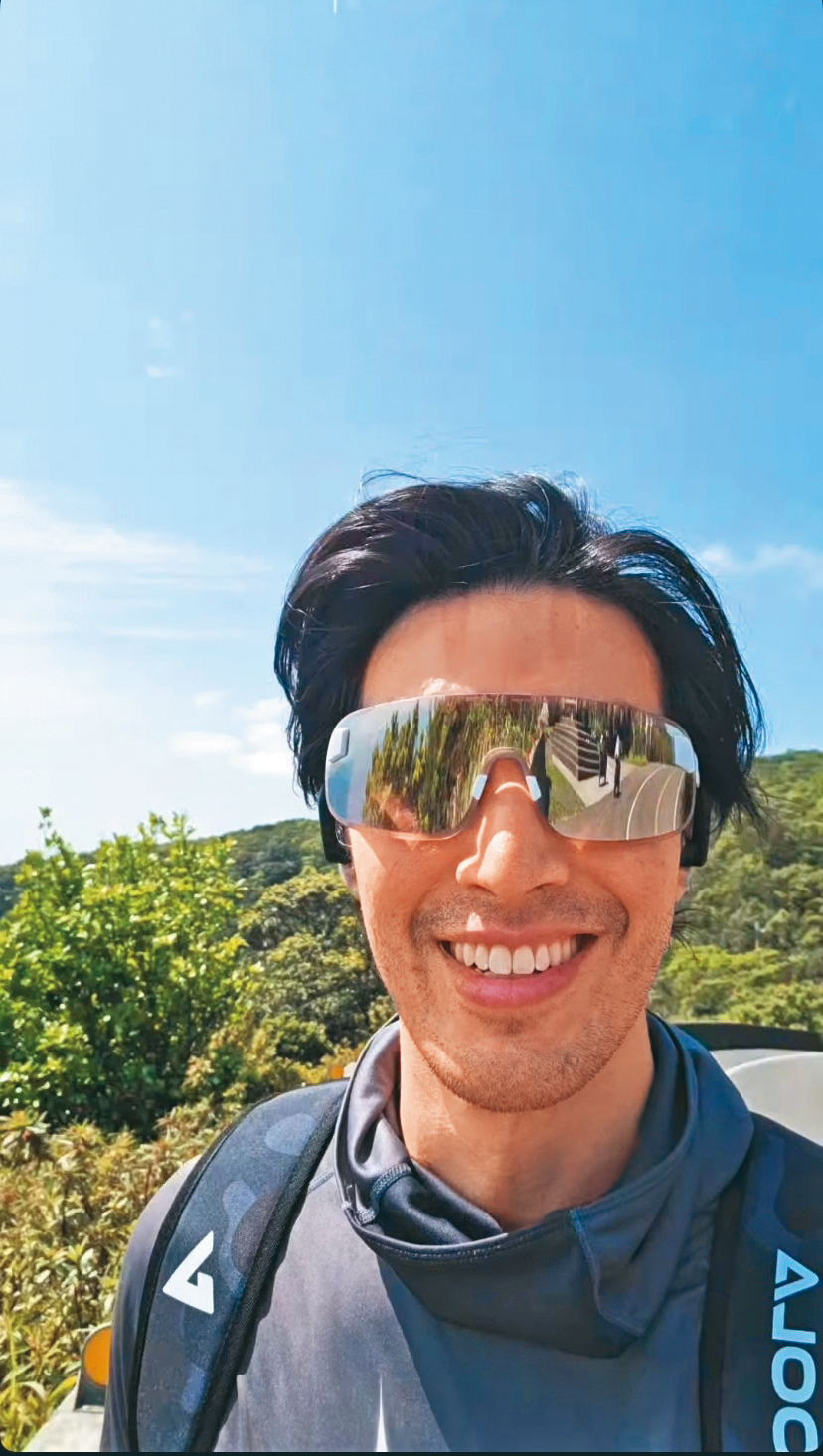 錦榮說還沒感受到騎山路的美好。好，不騎五指山，那騎…（←話沒說完就被警察拖走）（翻攝自錦榮IG）
