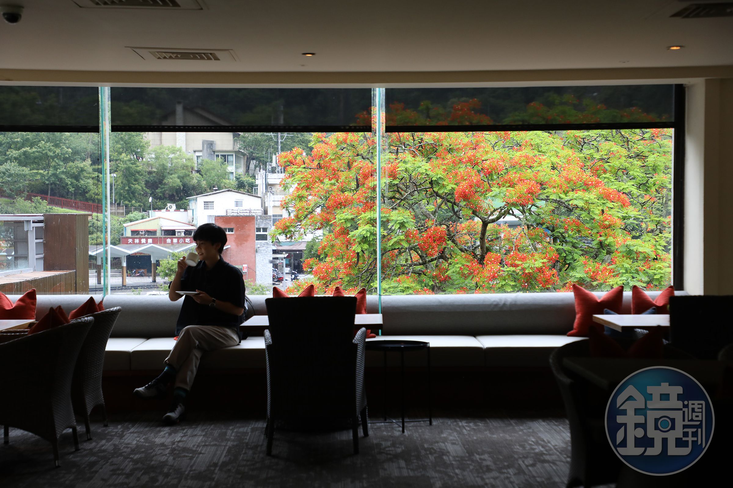 位於頂樓的交誼空間，是行館住客的專屬公共區域，12：00～18：00提供軟性飲品，15：00～18：00會增加輕食小點與酒精飲品。