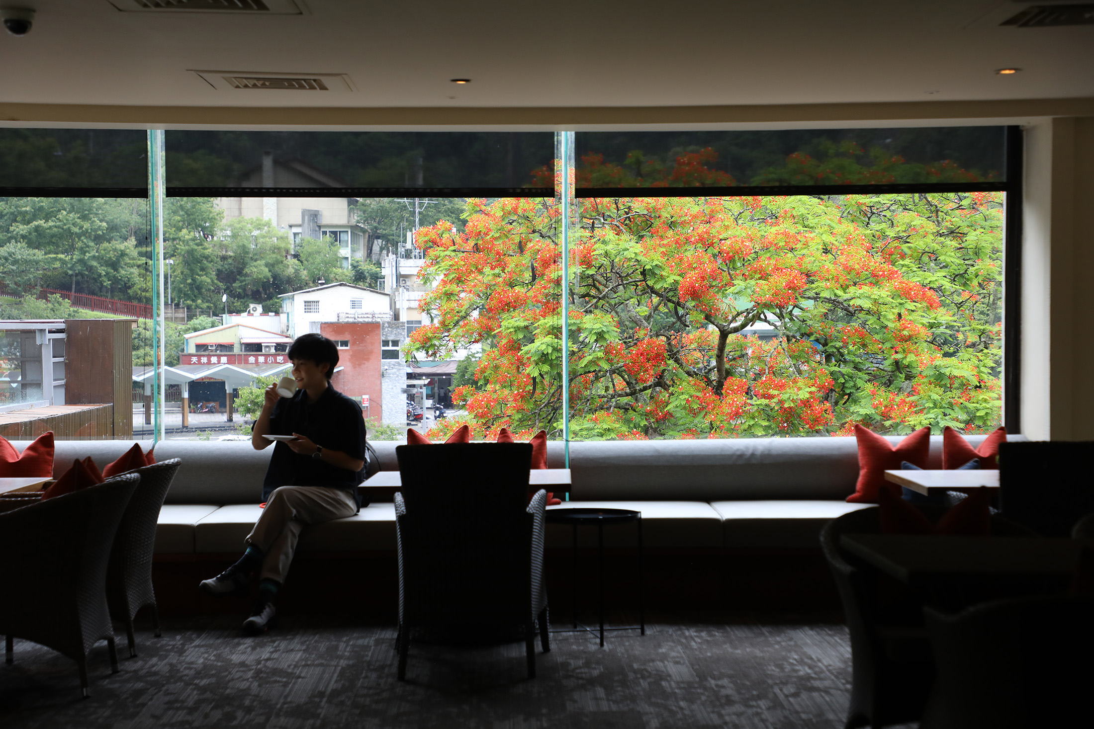 位於頂樓的交誼空間，是行館住客的專屬公共區域，12：00～18：00提供軟性飲品，15：00～18：00會增加輕食小點與酒精飲品。