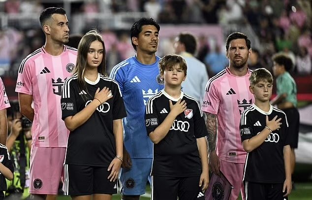 阿拉貝拉（前排左一）與西奧多（前排右一）擔任小小護旗手，分別與布斯克茲及梅西一同進場。（翻攝X@IvankaTrump）