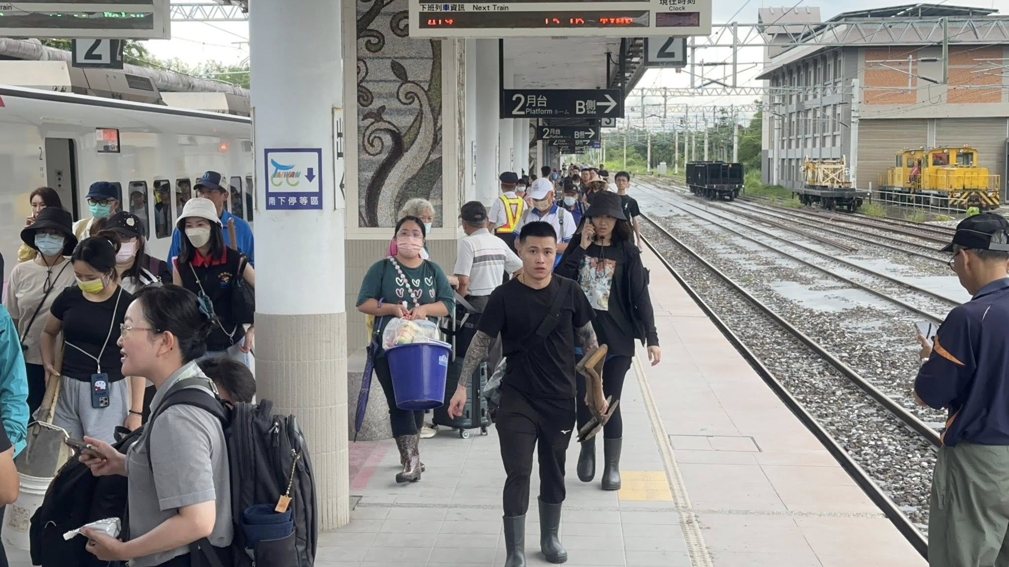 花蓮馬太鞍溪堰塞湖溢流災情慘重，許多民眾自發前往災區幫忙清理。（翻攝臉書粉專「花蓮縣政府」）