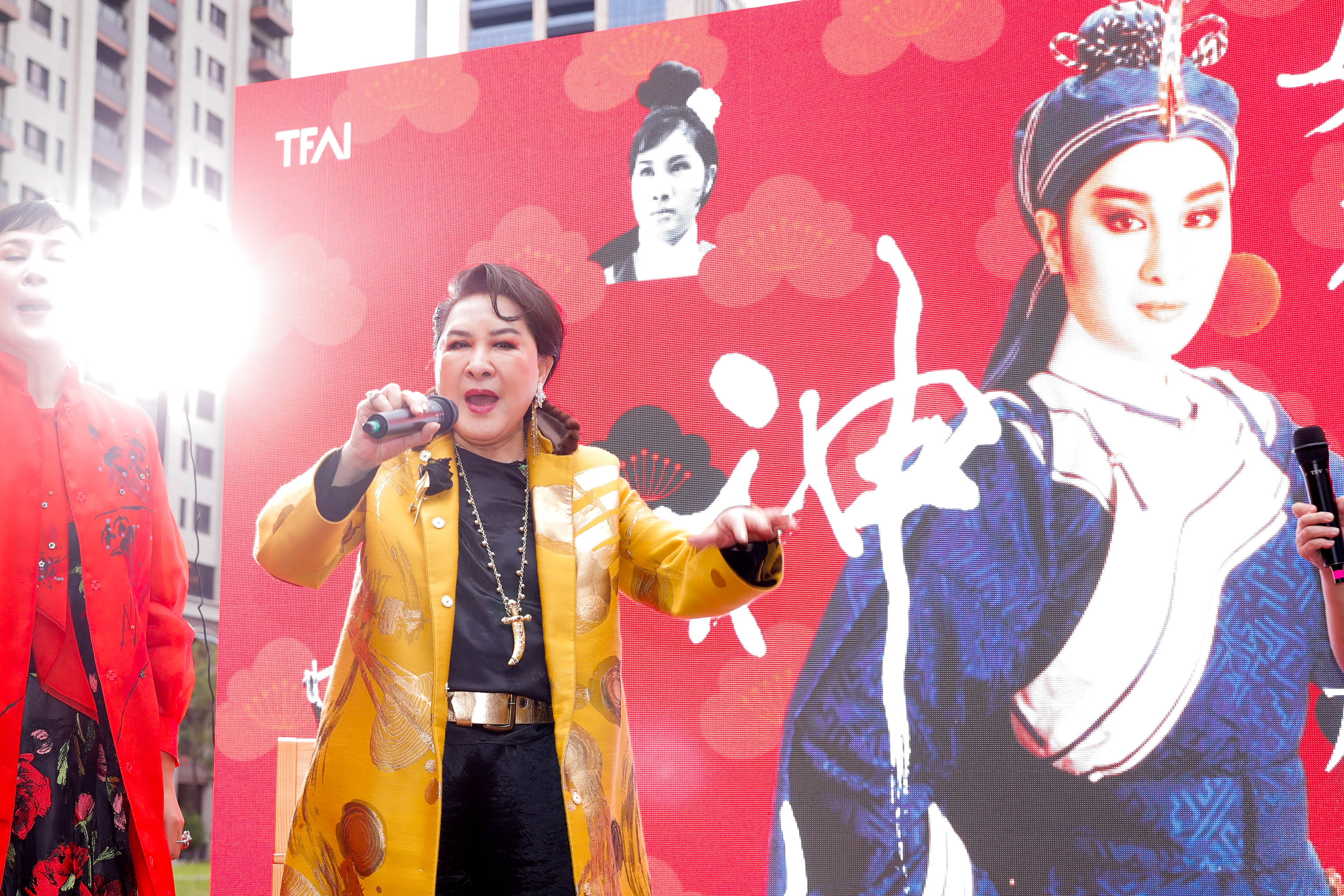 楊麗花今為新書現身。