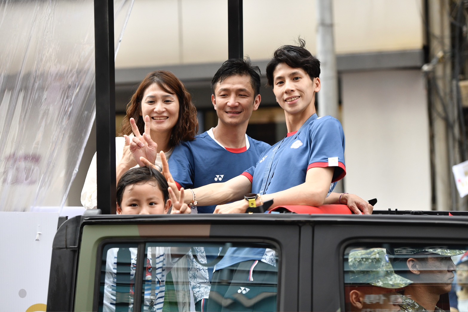 林郁婷和教練曾自強合照。