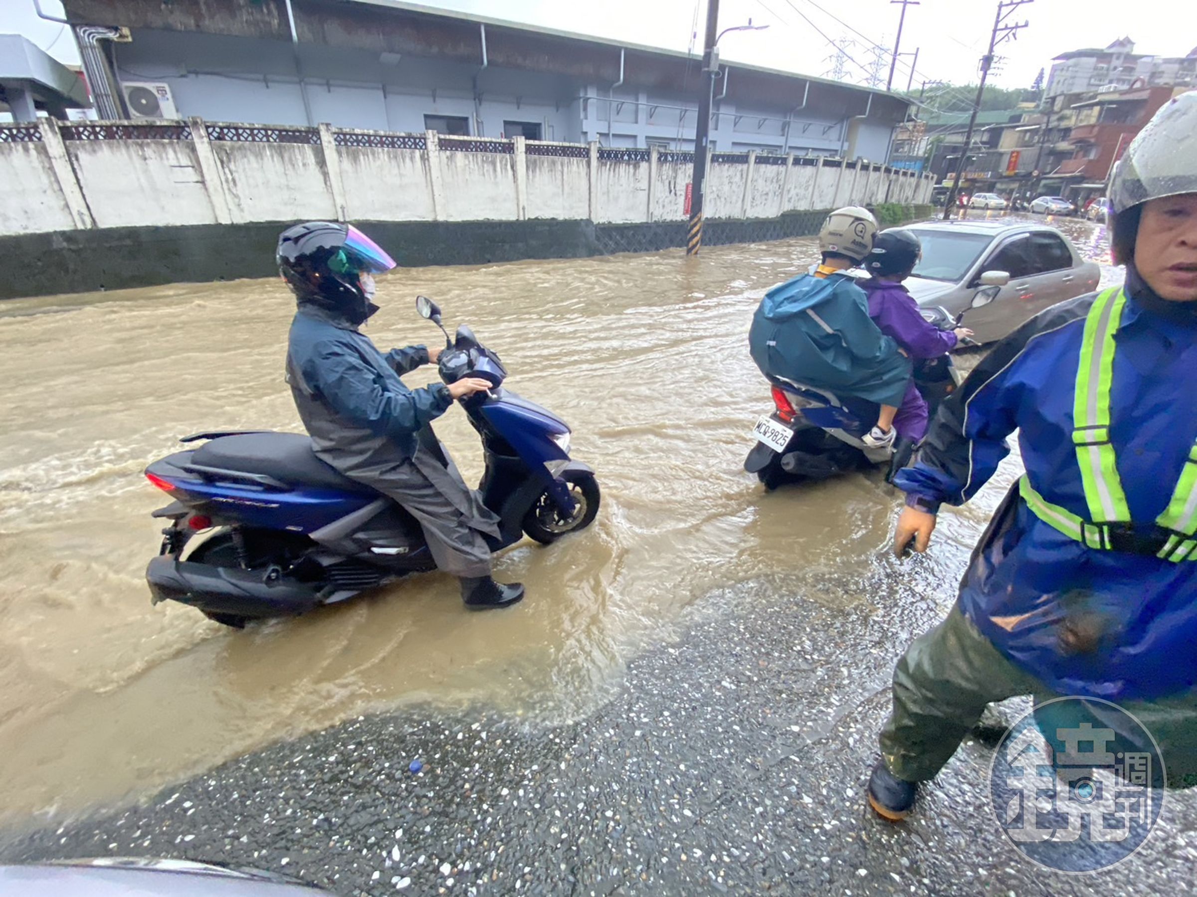 基隆各區淹水，汽機車想辦法避水而過。