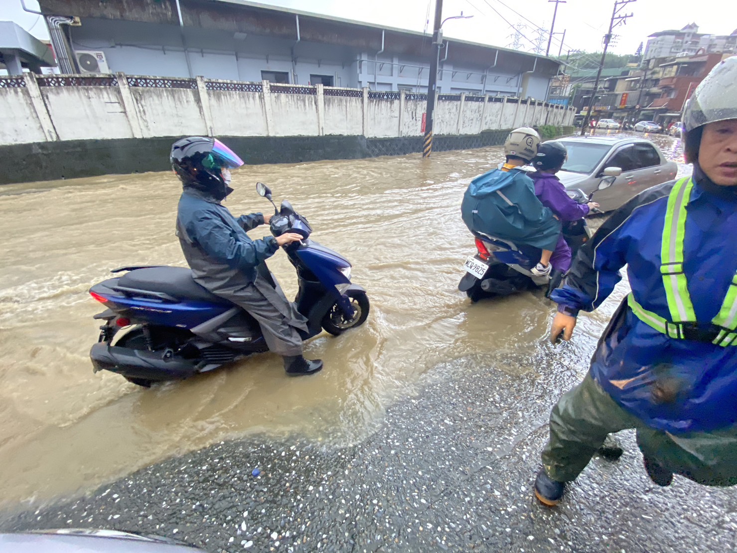 基隆各區淹水，汽機車想辦法避水而過。