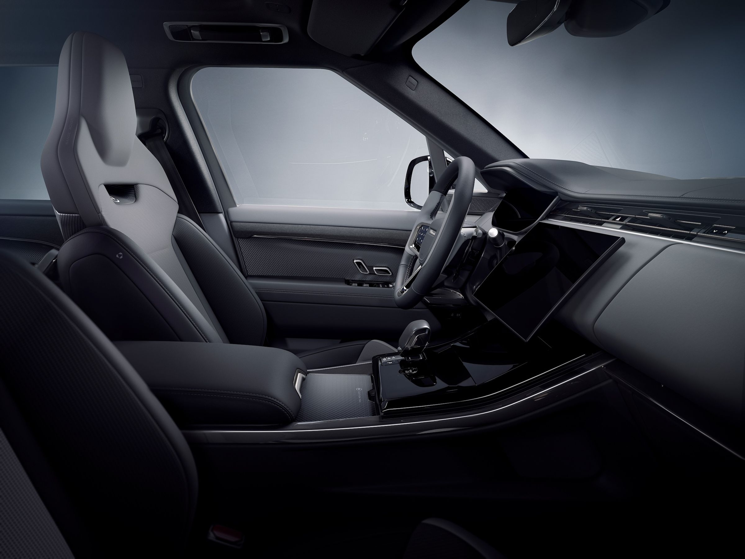 Range Rover Sport SV 的內裝設計強化車輛與駕駛之間的連結，體現出更加專注的運動特性，尖端的 Body and Soul Seat 沉浸式體感前座椅列為標準配備，搭配溫莎皮革或 Ultrafabrics TM PU 頂級織品，不失奢華與精緻。