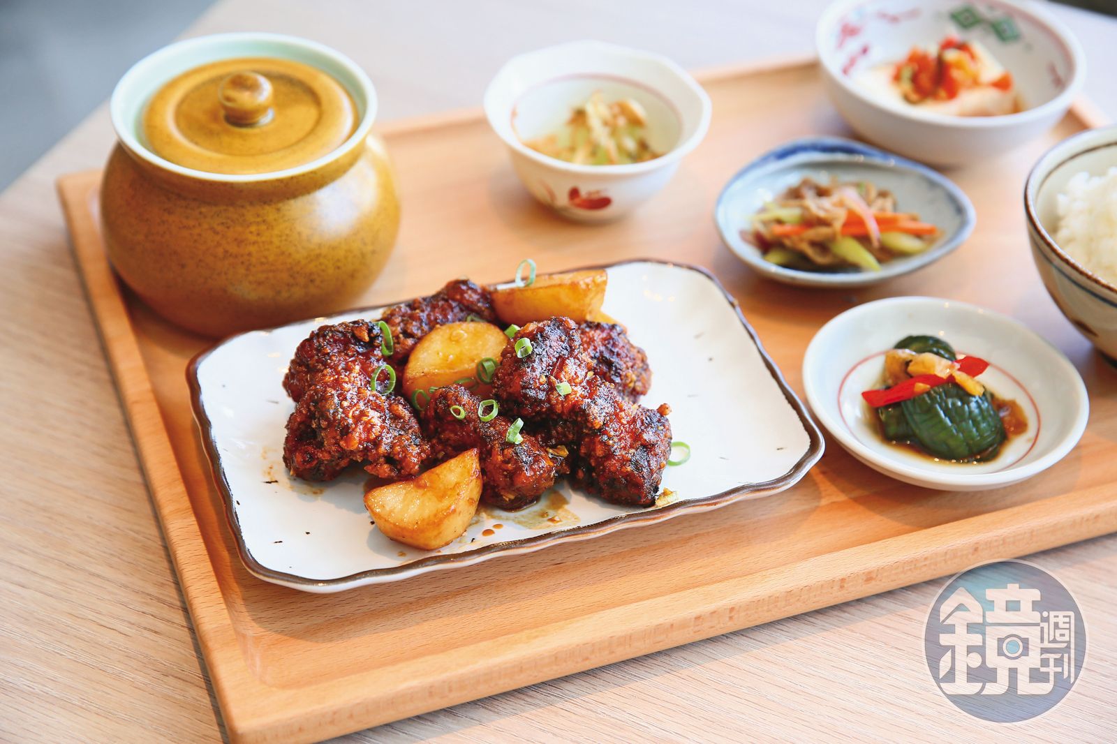 Two Tails提供台灣市場相對少見的「閩台菜」作為餐廳主打,以套餐形式呈現。(福州糟香醉排骨580元/套)