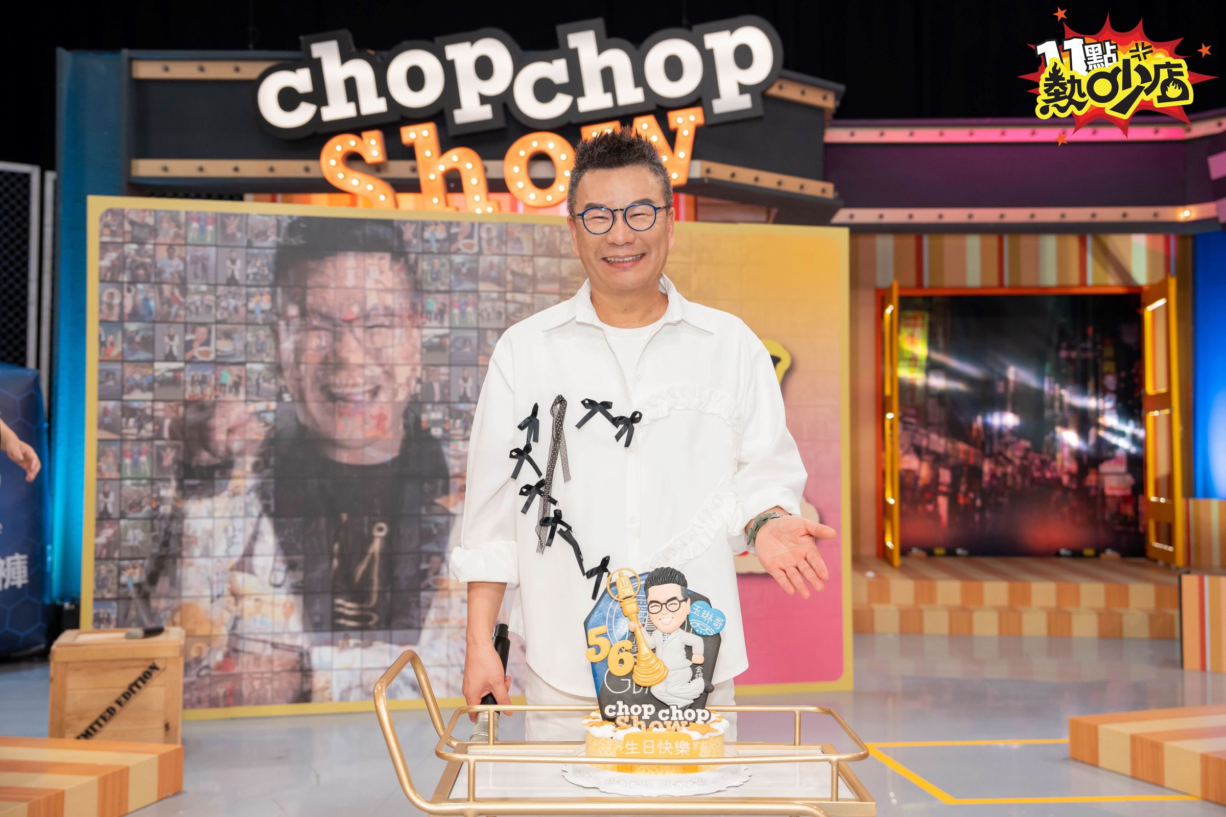 製作單位在攝影棚為沈玉琳歡慶56歲生日。（TVBS提供）