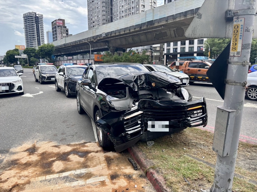 洪姓男子駕駛黑色保時捷在板橋區自撞路邊燈桿，造成車頭嚴重凹陷，警方查出洪男毒品快篩呈現陽性反應。（翻攝畫面）