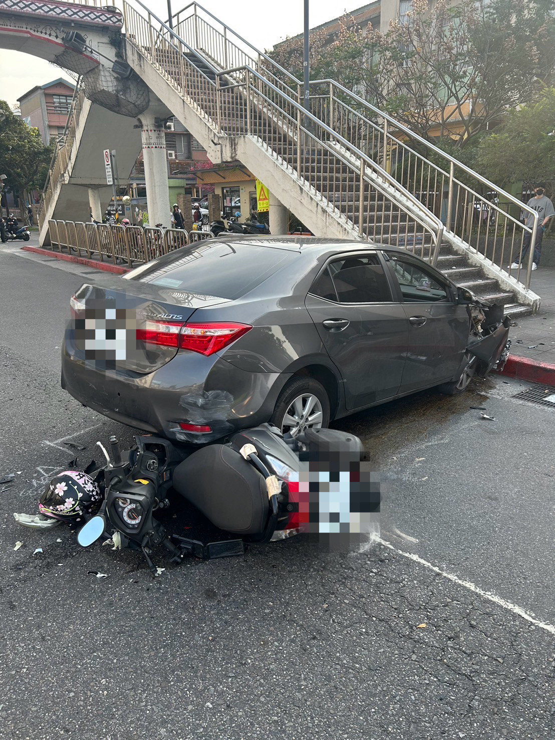 無辜女騎士遭騰飛的轎車波及,連人帶車被壓在輪下。(翻攝畫面)