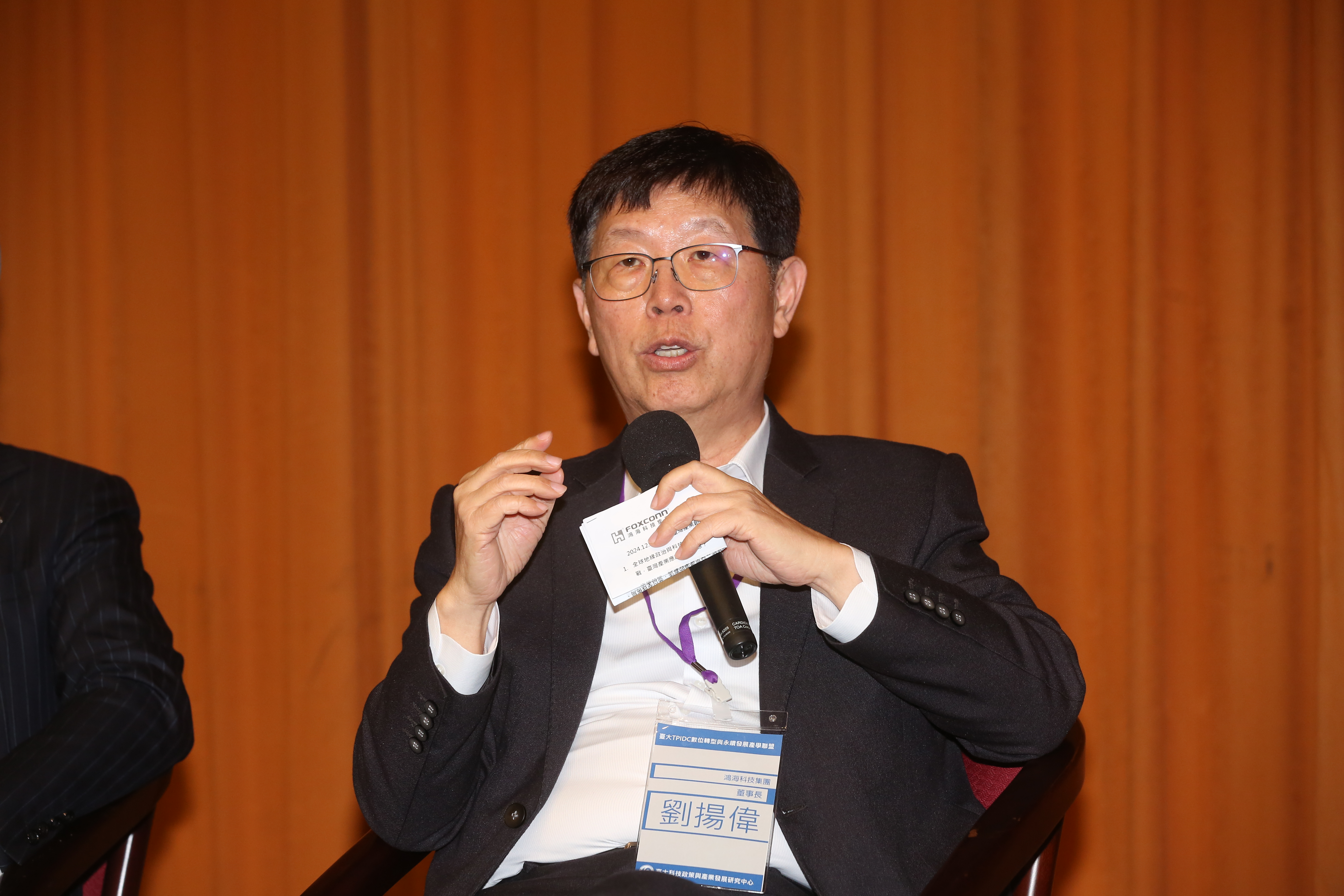 面對川普祭出的關稅議題，鴻海董事長在法說坦承，客戶CEO們相當頭痛，除了靜觀其變外，鴻海也會把該做能做的做好。（本刊資料照）