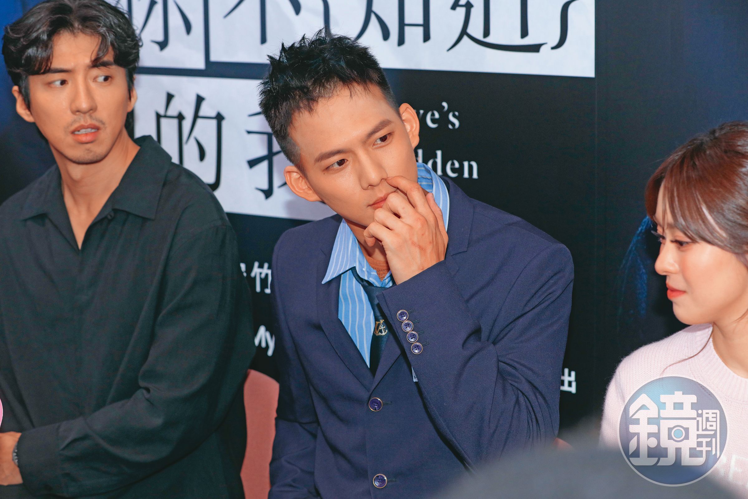 吳念軒(中)右手不舉沒關係,我們還有左手…(←想幹嘛)左為傅孟柏、右為邱偲琹。