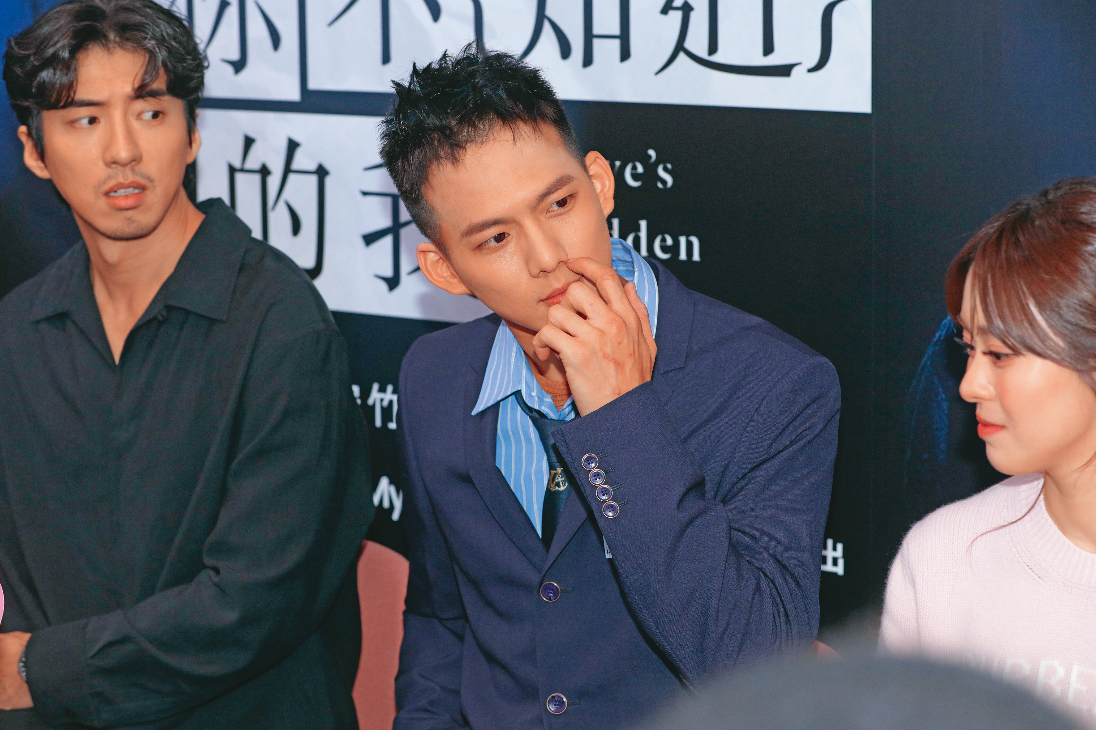 吳念軒（中）右手不舉沒關係，我們還有左手…（←想幹嘛）左為傅孟柏、右為邱偲琹。