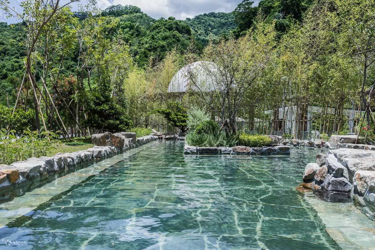 紅葉谷綠能溫泉園區溫泉四周翠綠山谷環繞。（Klook提供）