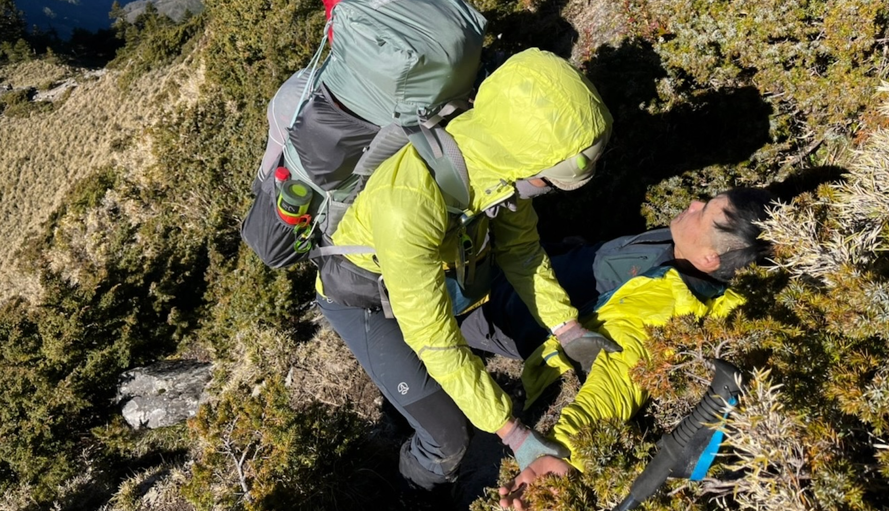 導演楊守義（右）在訓練中不慎摔落山坡，現場人員立刻協助緊急處理。（活水文化提供）