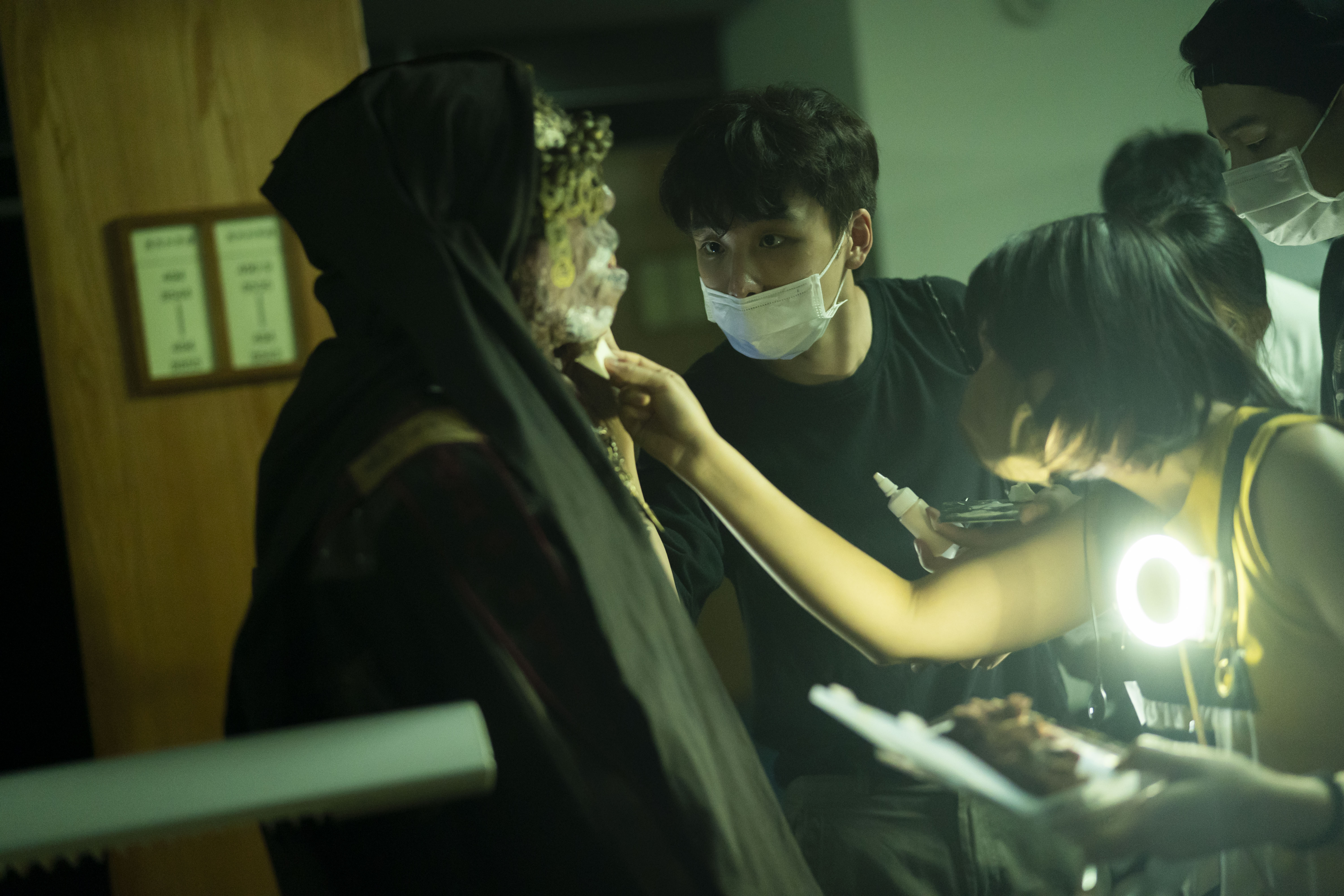 從第一集就參與特效化妝的儲榢逸（中）帶領團隊打造煞神（左），每次要花6小時上妝。（樂到家國際提供）