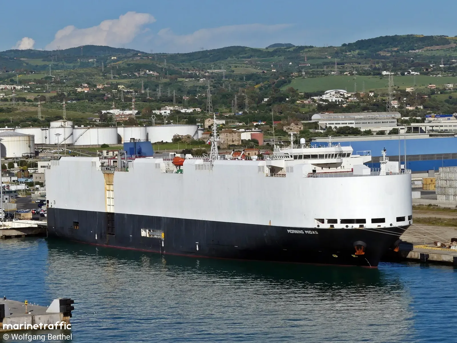 倫敦航運公司一艘載運3000輛新車的貨船在太平洋失火，船上22人棄船撤離。（翻攝marine traffic官網）