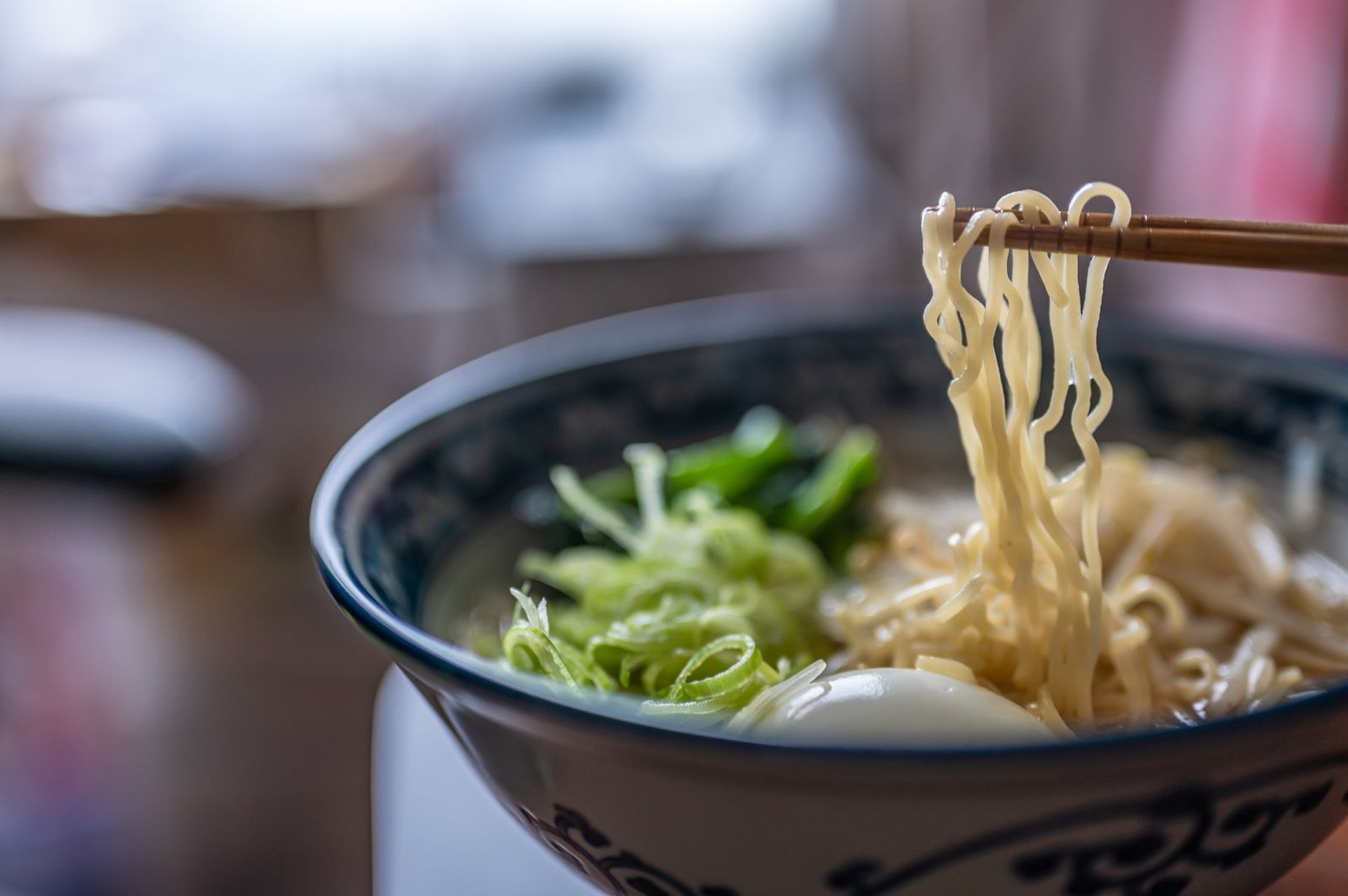 下班煮泡麵救星!「肉、蛋全丟碗」4分鐘一次熟 她實測喊超爽:不用顧火洗鍋子