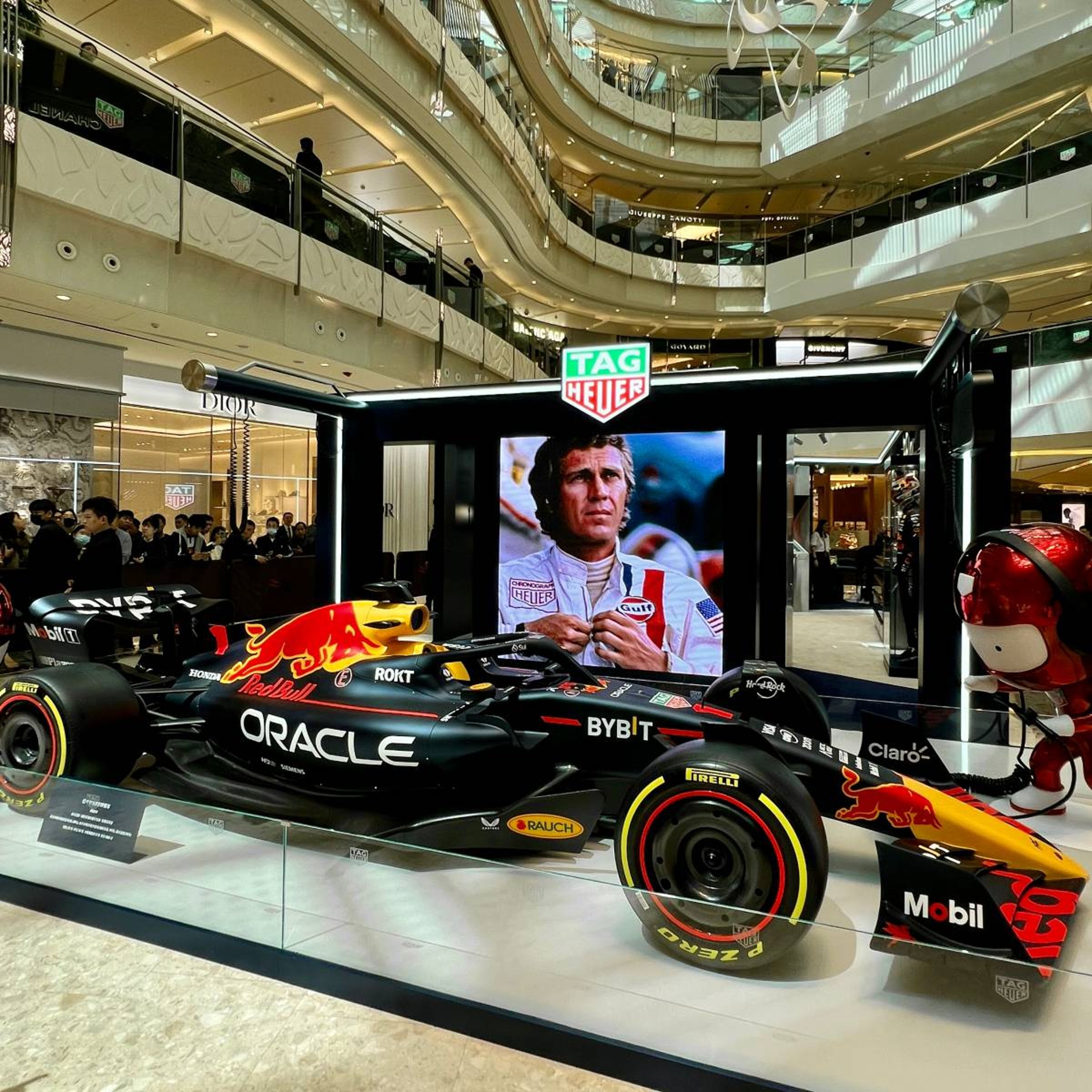 泰格豪雅在 F1 賽事再次回歸上海站的矚目時刻,特別於上海 IFC Mall 舉辦「追夢前行,競逐不止」先鋒限時展,帶來多款 2024 年全新腕錶作品泰格豪雅博物館藏古董時計、以及一台十足吸睛的 F1 Red Bull 車隊 RB19 賽車。