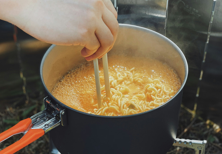 營養師建議煮泡麵時，應該先把麵條燙軟後，倒掉熱水再重加入新的熱水。（示意圖，unsplash）
