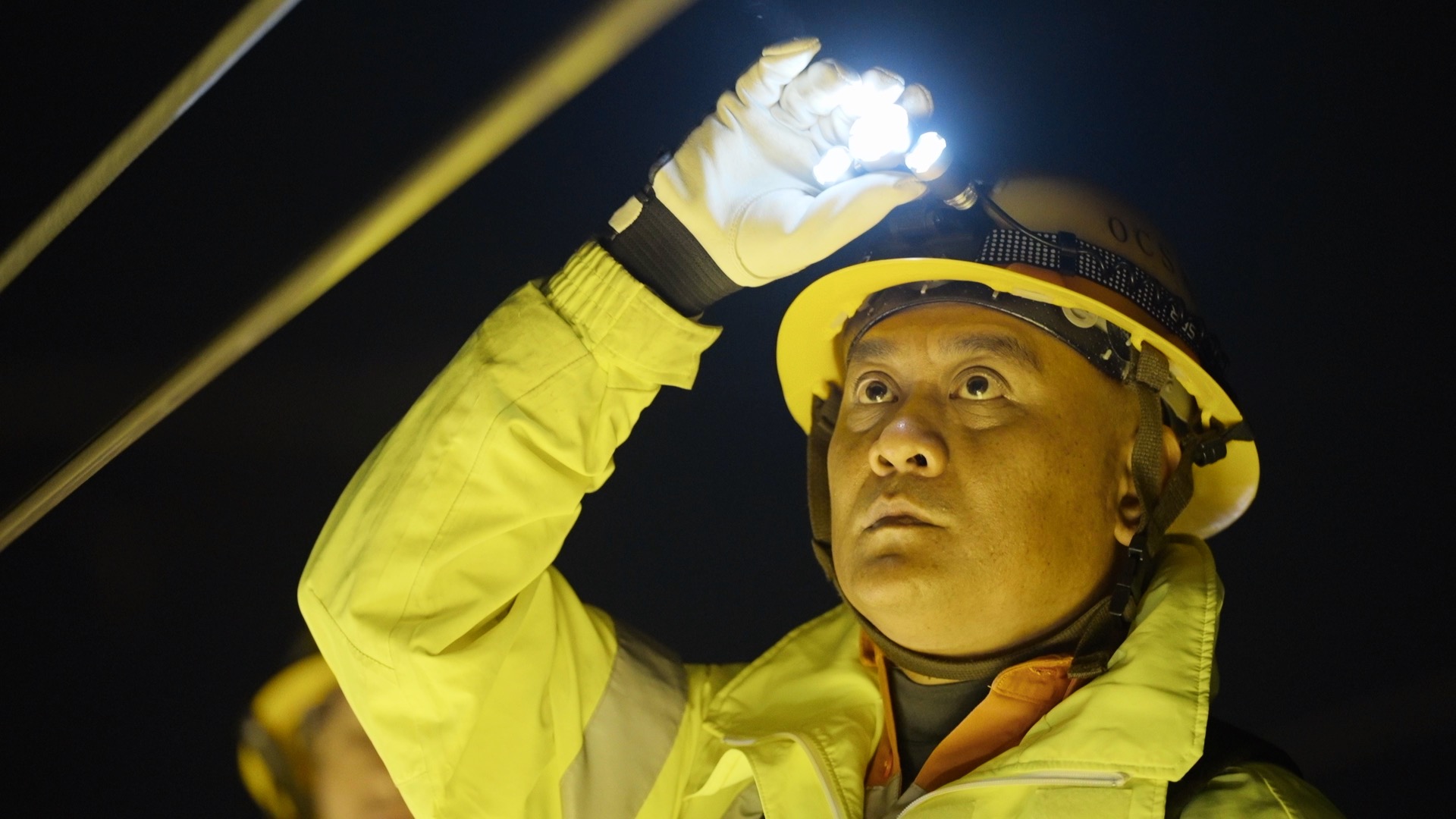 深夜站上離地面數十公尺高的鐵軌，站在兩萬五千伏特的電線下，這是高鐵蜘蛛人的維修日常。