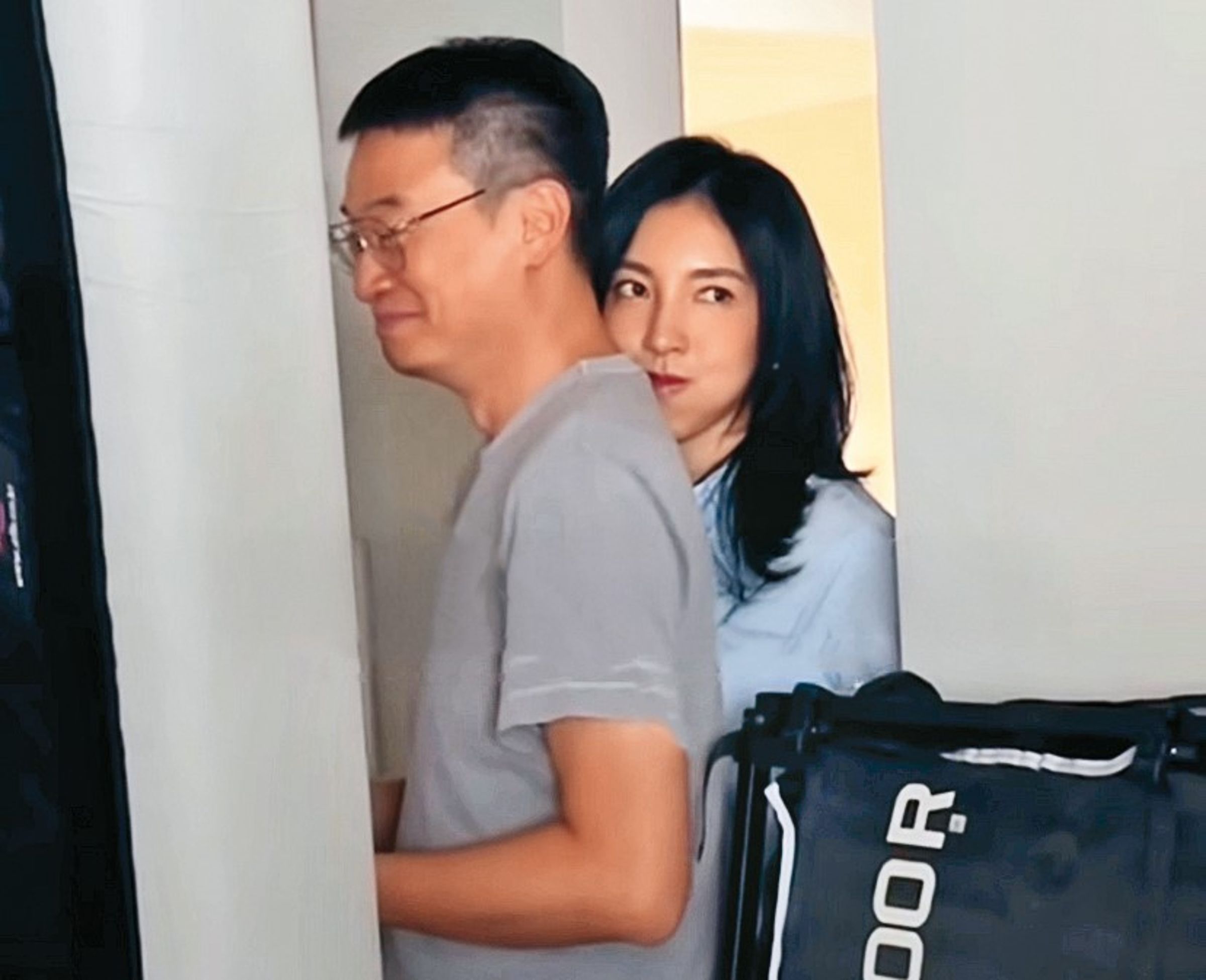 楊謹華(右)為大家示範什麼才叫「熊抱哥」,就是從背後熊抱住Ben哥(左)。(翻攝自1shot.ins IG)