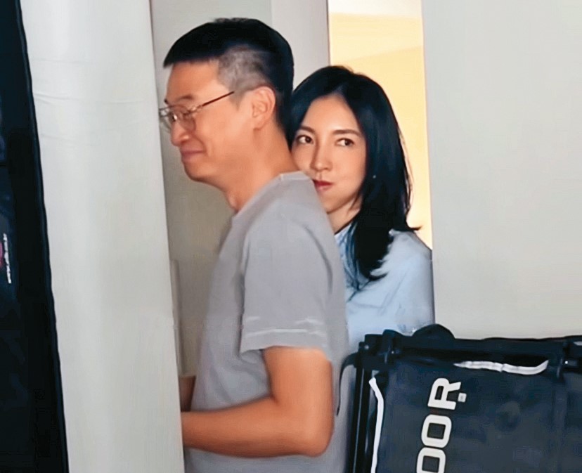 楊謹華（右）為大家示範什麼才叫「熊抱哥」，就是從背後熊抱住Ben哥（左）。（翻攝自1shot.ins IG）