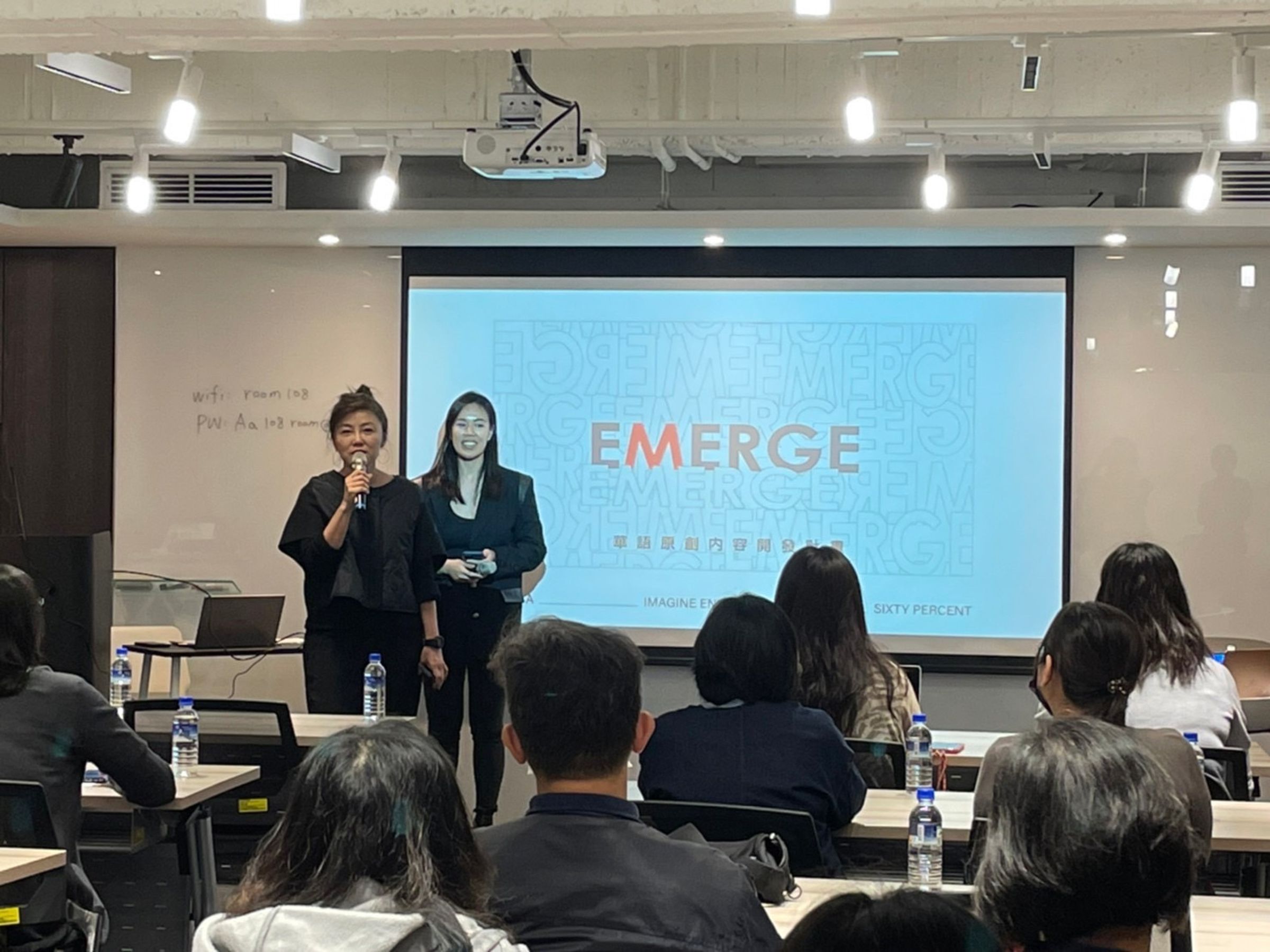 嚴嘉念（左）和蔡月蓉（右）是Emerge計畫的發起者暨講師。（文策院提供）