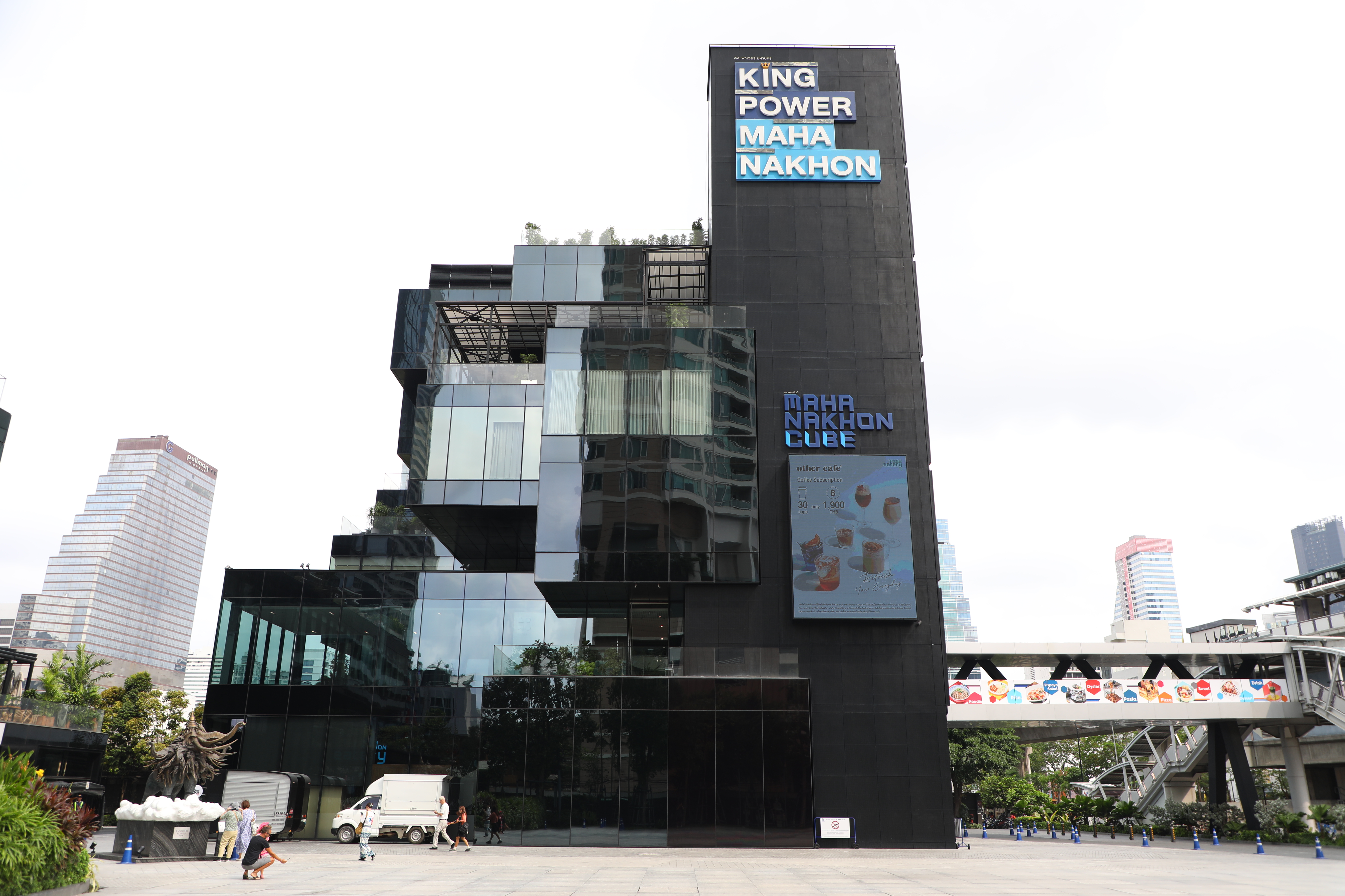 Mahanakhon CUBE是一座與BTS的Chong Nonsi站連通，麻雀雖小、五臟俱全的小型商場。