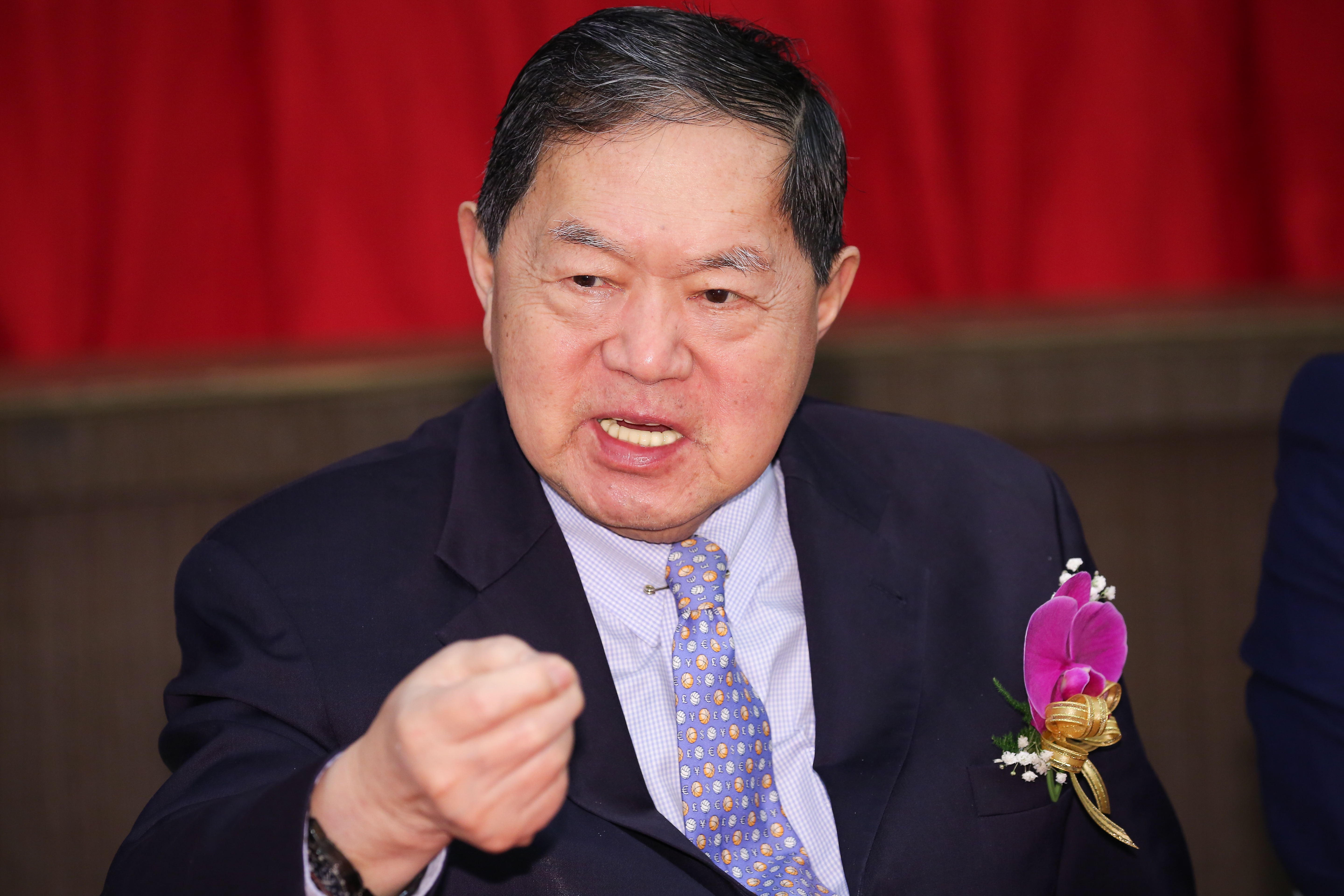 遠百今天召開股東會，由徐旭東親自主持。