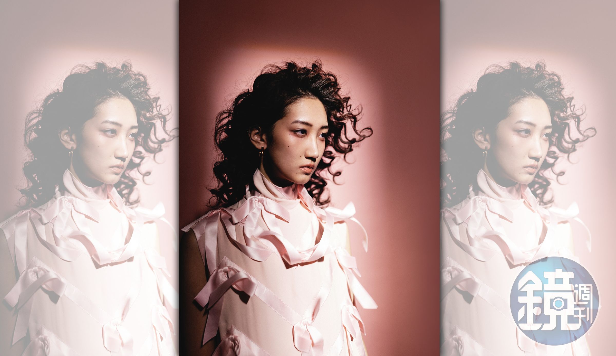 蝴蝶結裝飾細節撞色洋裝，NT$195,000，by PRADA；Marcie金色耳環，NT$12,800，by Chloé。