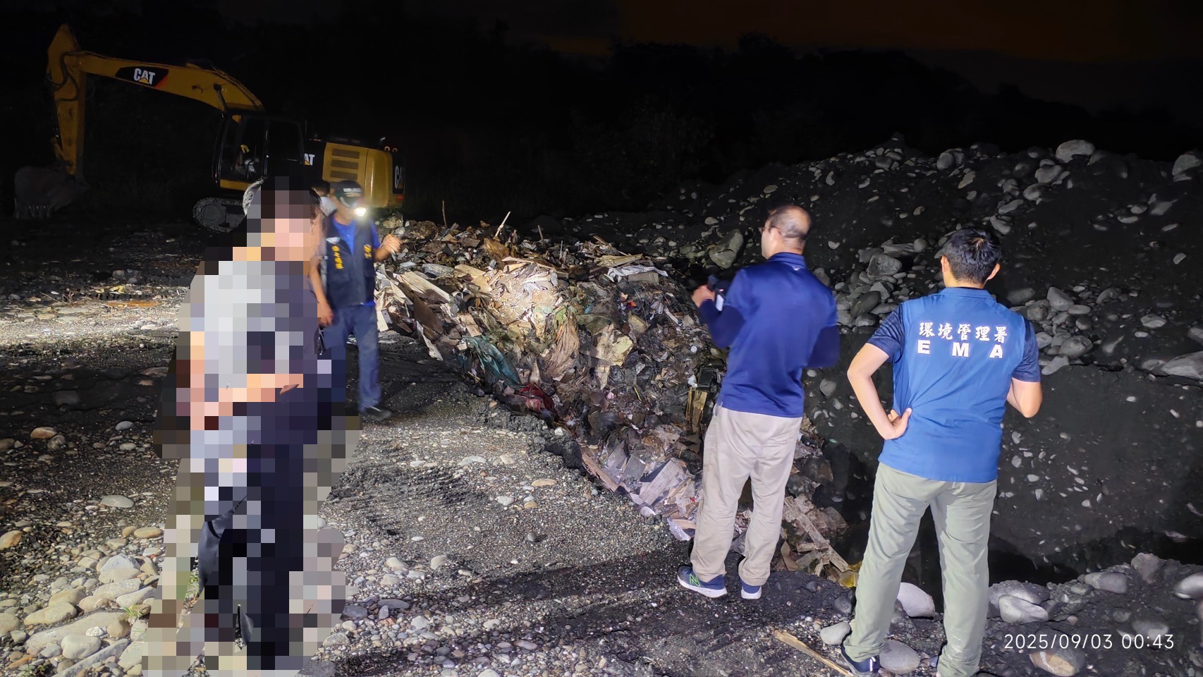 夜間查獲不法集團棄置廢棄物於南投縣濁水溪畔。(第四河川分署提供)