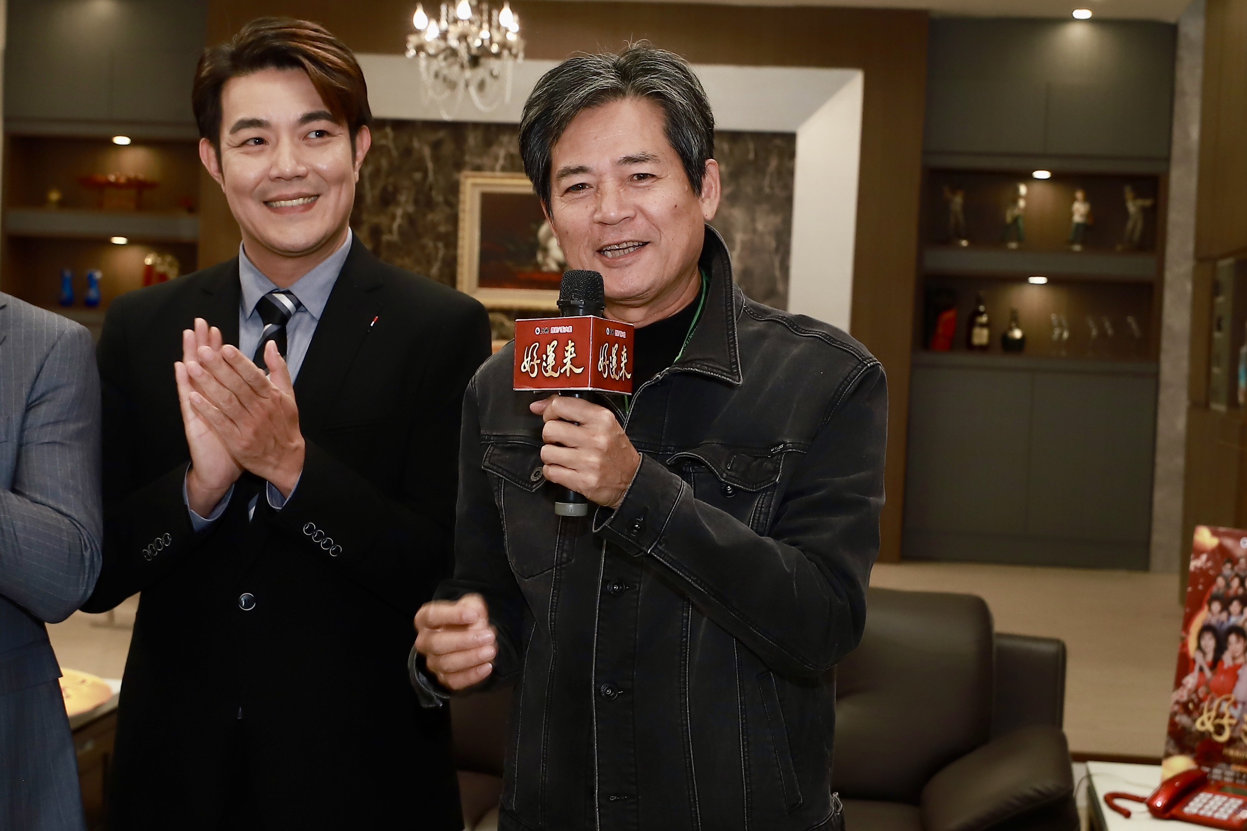 製作人蕭大陸開心致詞。（民視提供）