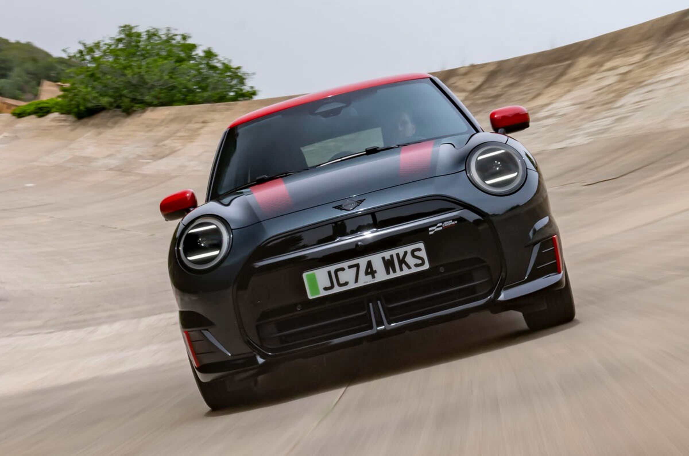 Mini JCW EV車型英國售價分別為38,420英鎊(約 151萬台幣) 和40,220英鎊(約 159萬台幣),預計明年 4 月開始交車。起初將與標準車型在中國共同生產,但預計從 2026 年開始,這些車型會在 Mini 位於牛津的工廠下線。