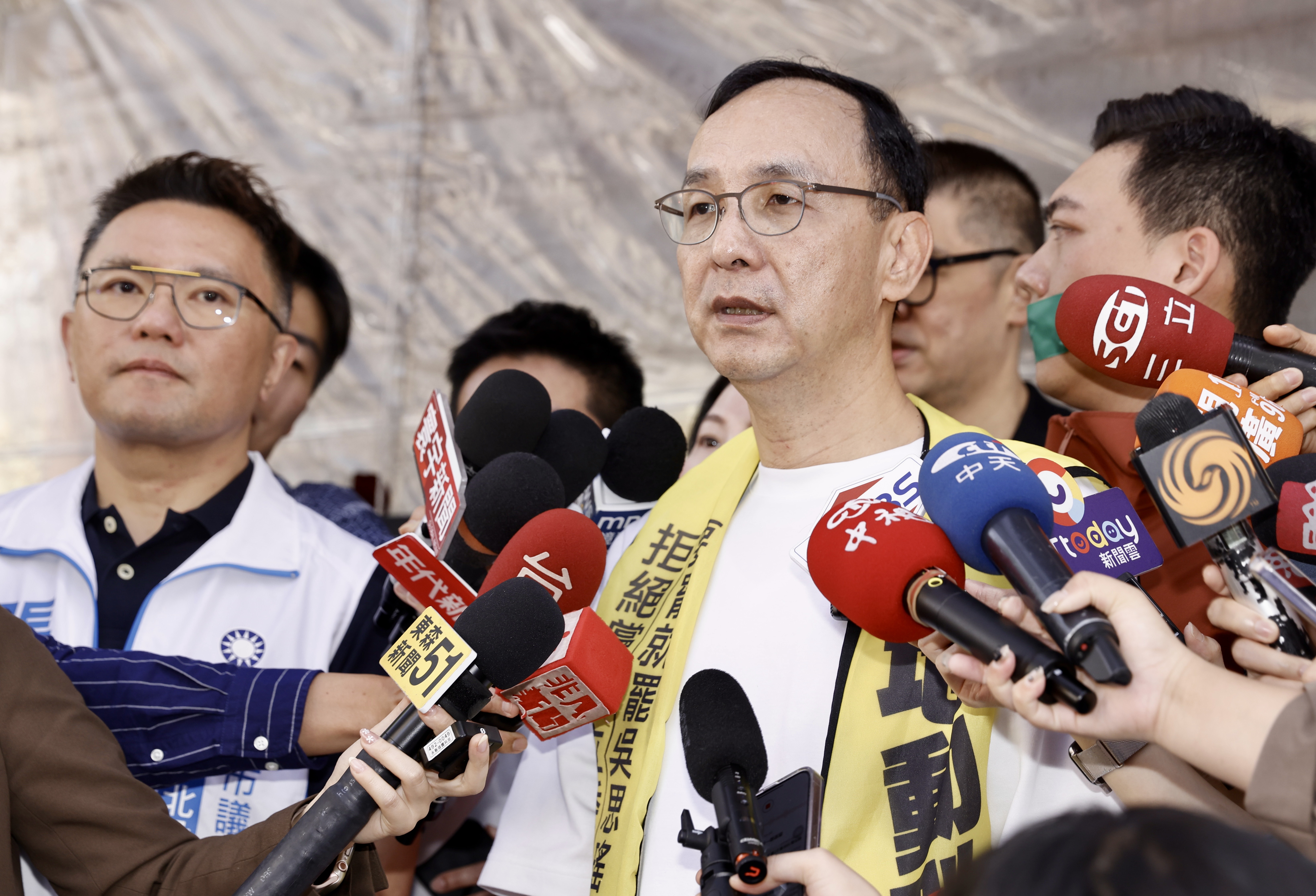 朱立倫下令國民黨民代和黨公職今晚「北檢見」，吳思瑤則反譏不違法就不會怕司法。