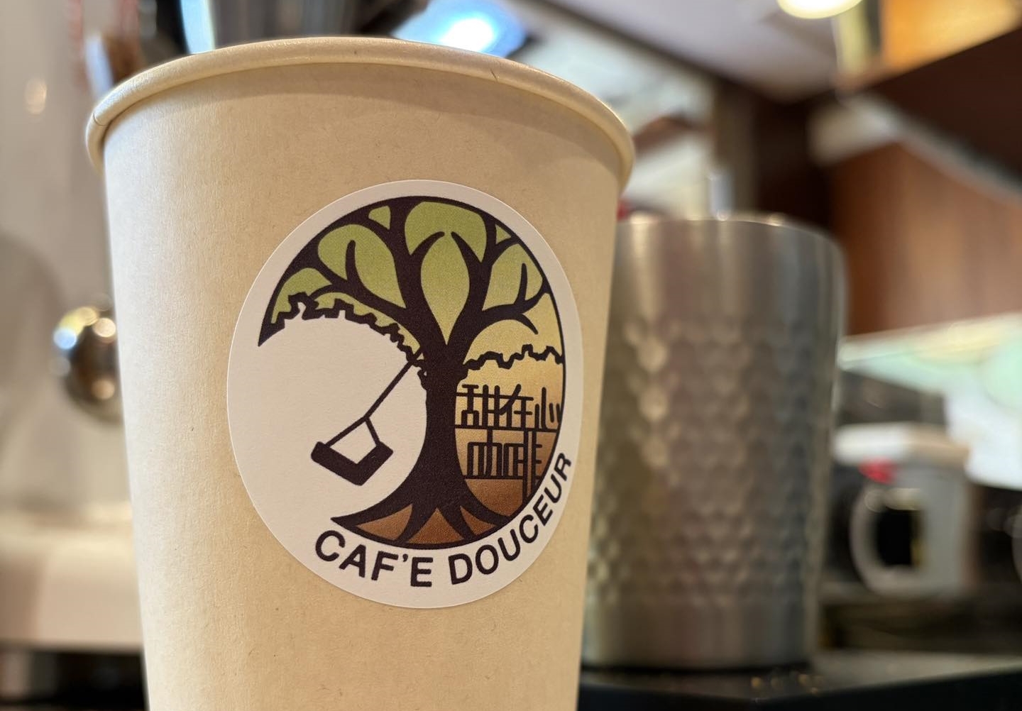 經營長達20年的「甜在心咖啡館」，日前疑似因政治立場等緣故，遭到許多網友留言猛灌1星負評。（翻攝自甜在心咖啡館臉書）