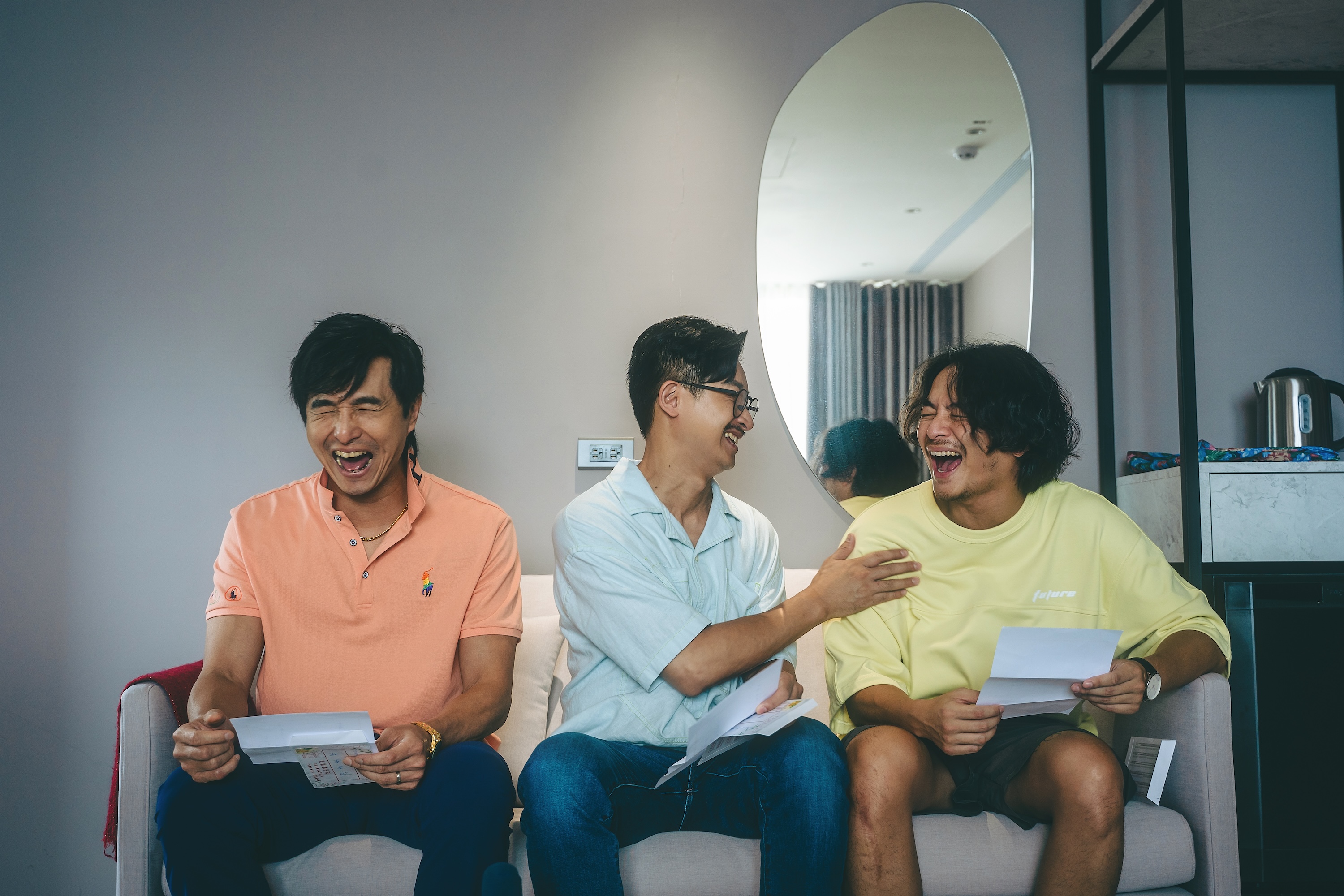王少偉(左起)邱凱偉、楊銘威飾演的蘇家「噗嚨共」小孩,在彩香昏迷時忙著爭產。(公視提供)