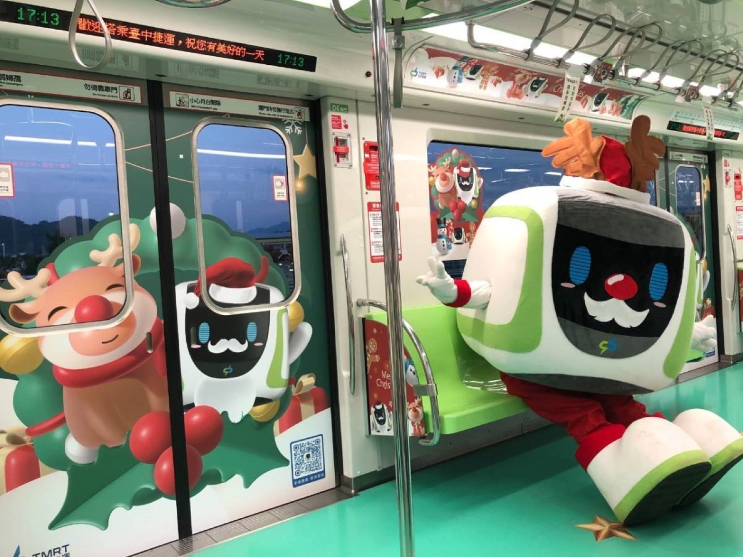 台中捷運推出耶誕列車，吉祥物小綠綠帶著雪人和麋鹿散播歡樂氣氛。（中捷提供）