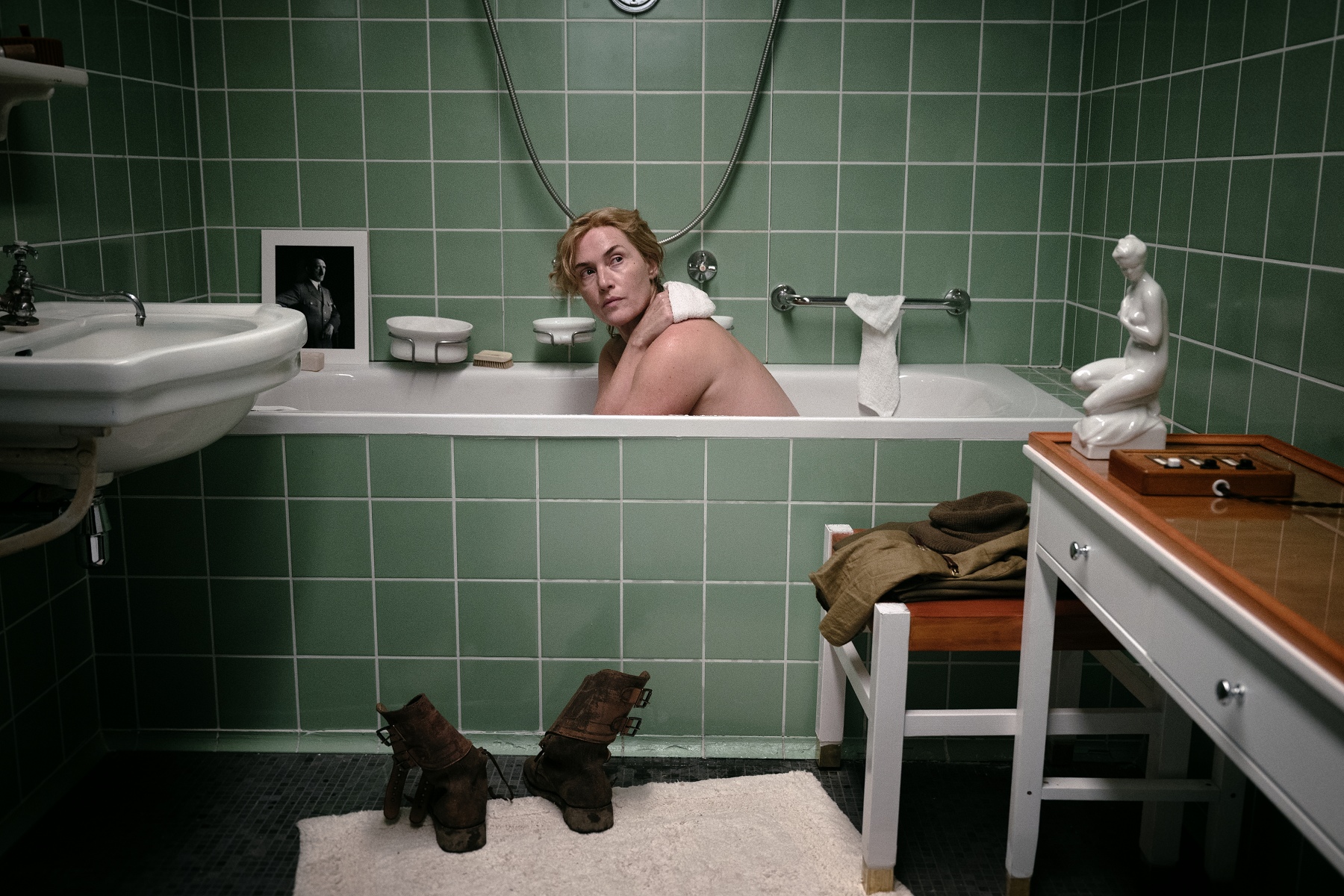 凱特溫絲蕾在《她眼中的世界》飾演二戰時期攝影師黎米勒，還原後者潛入希特勒寓所浴缸拍攝照片的場景。（采昌國際多媒體提供）