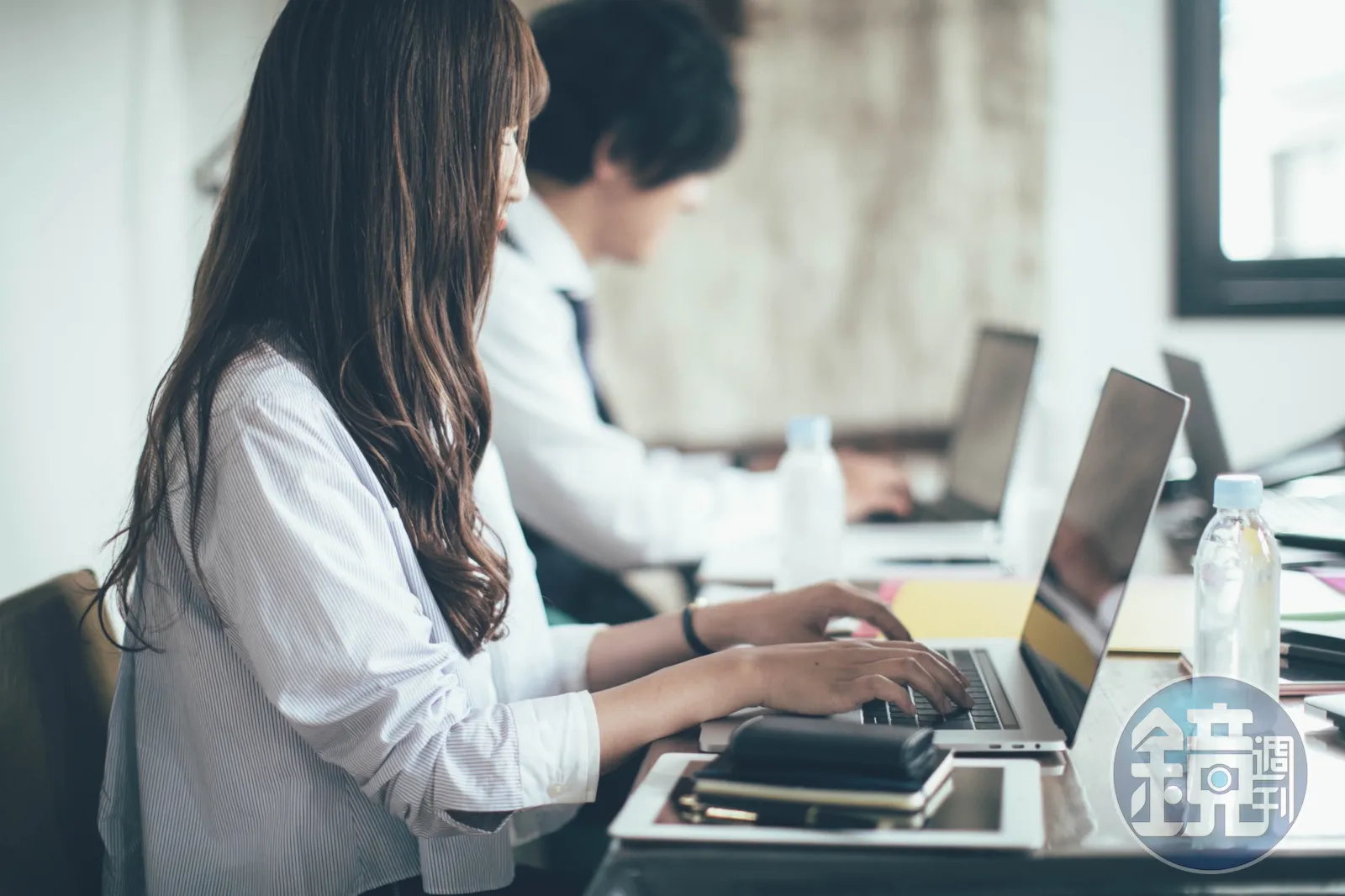 網友抱怨才入職一週，同部門資深同事就都走光，讓她一人要做整個部門的事情。（示意圖，photoAC）