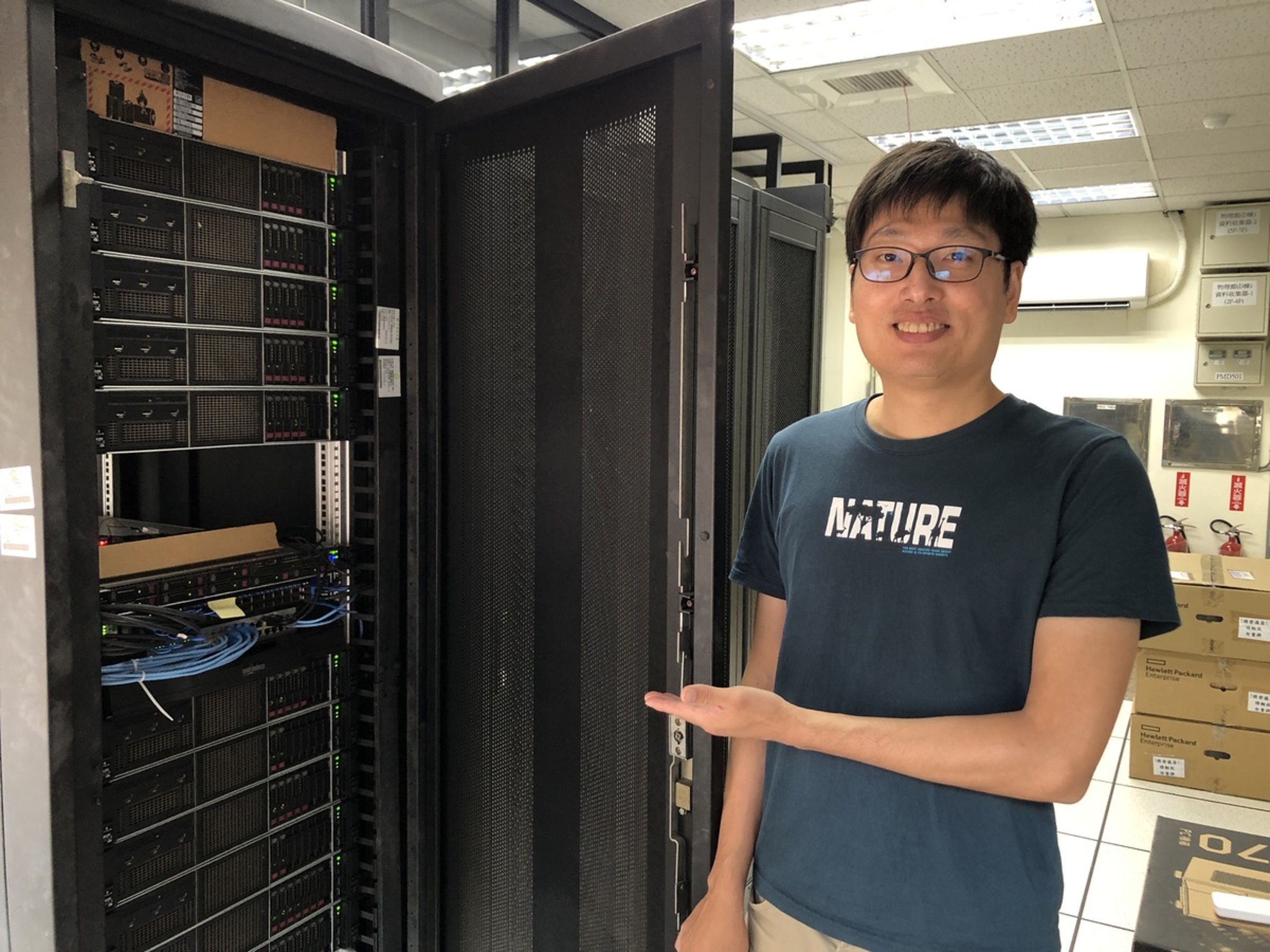 國立中山大學物理系助理教授鍾佳民與美、德等學術機構合組跨國研究團隊,以數值方法模擬計算,使過去30年來科學家無解的高溫超導體理論模型得到確定答案,獲登世界權威期刊《科學》(Science)。(中山大學提供)