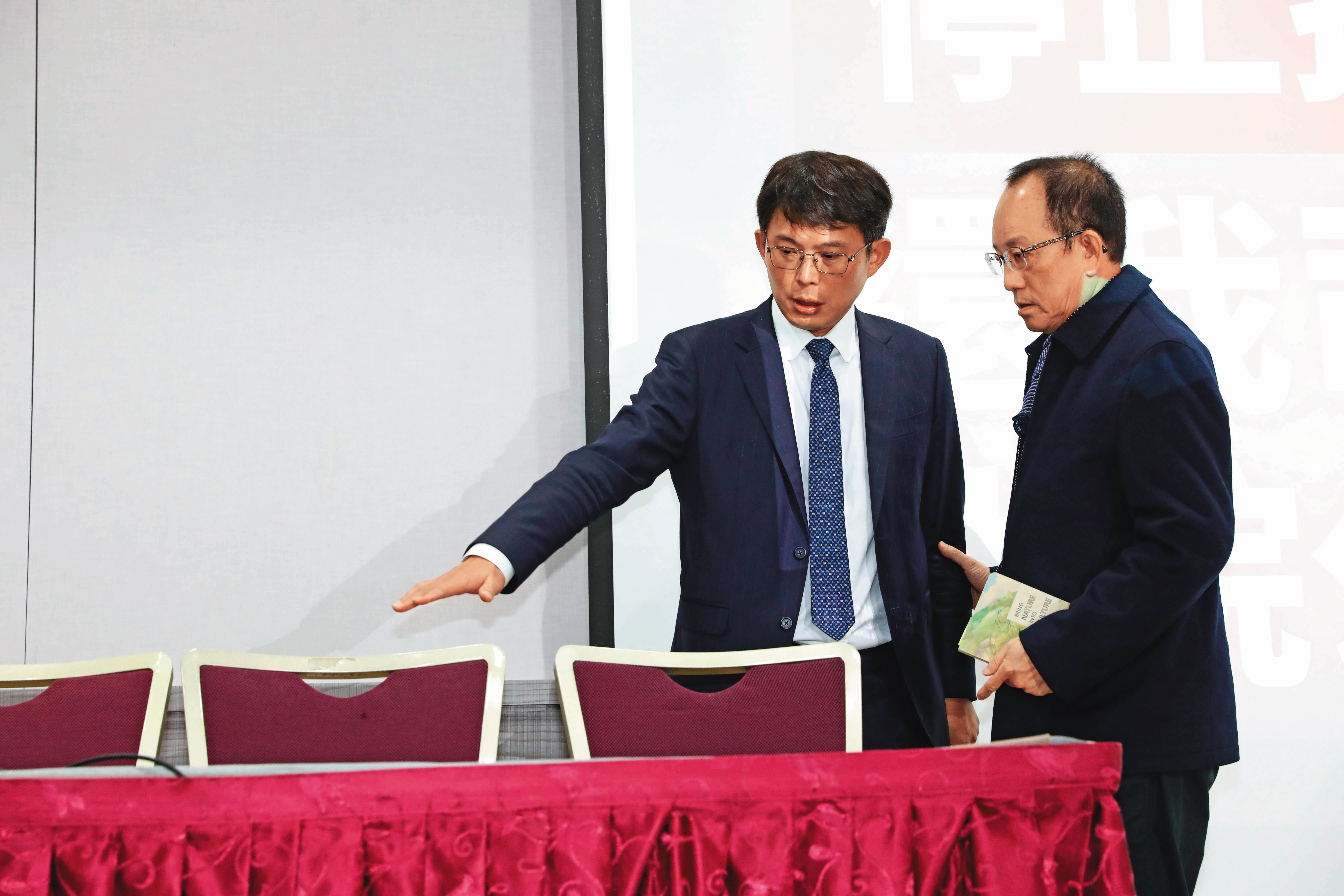 黃國昌(左)原就是呼聲高的代理主席人選,如今經柯親口點名「幫忙」,可望穩坐後柯時代領導核心。